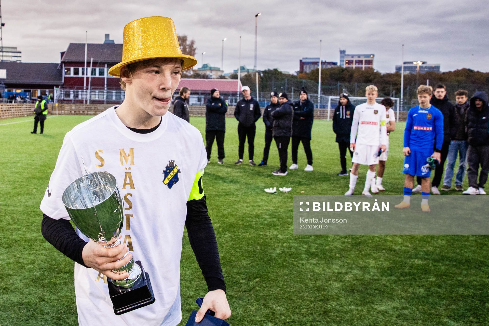 AIKs Sixten Gustafsson med sm-pokalen