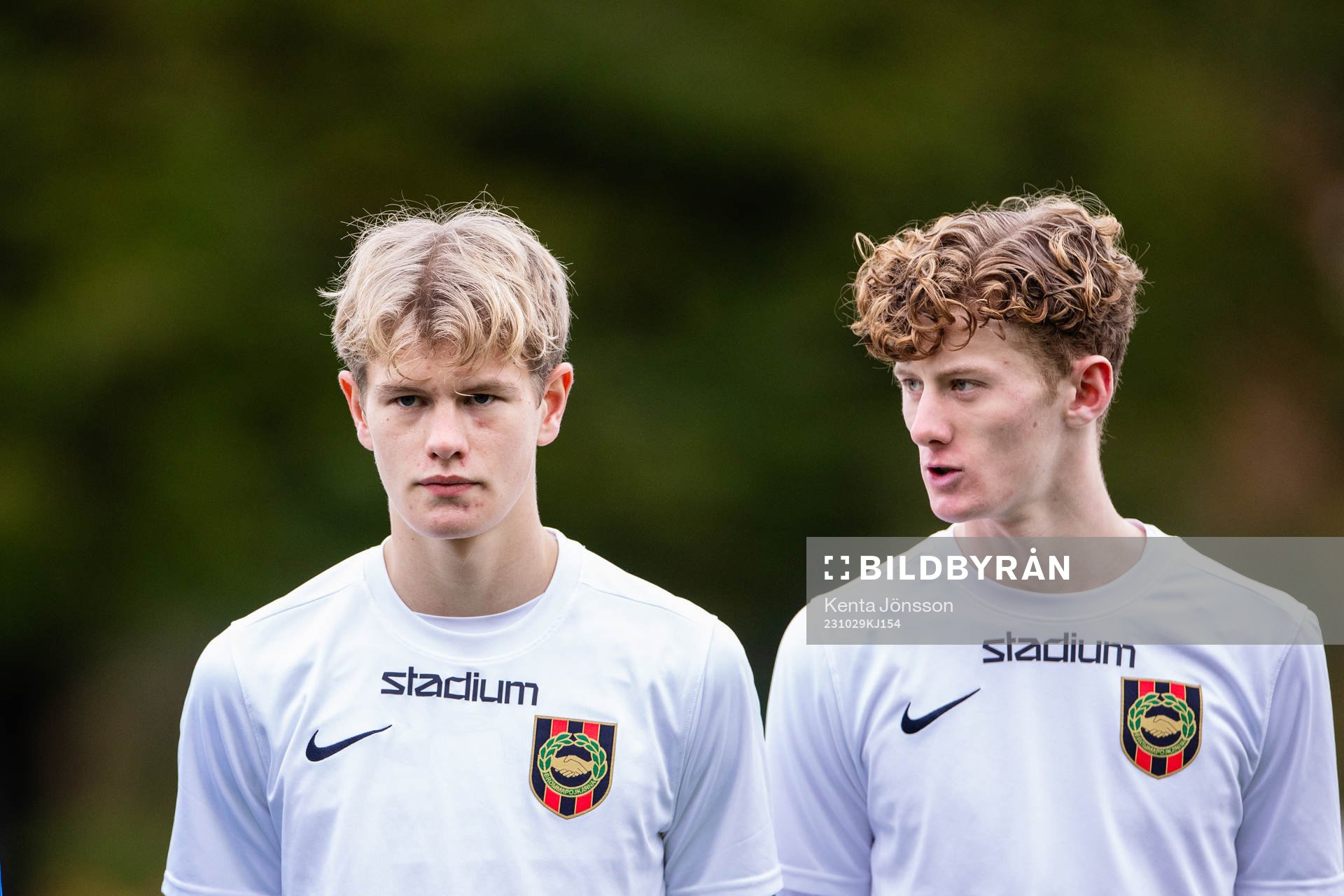 Brommapojkarnas Jacob Ringqvist och Felix Edberg under lineup inför SM-finalen i P16 Allsvenskan mellan AIK och Brommapojkarna den 29 oktober 2023 i Stockholm.