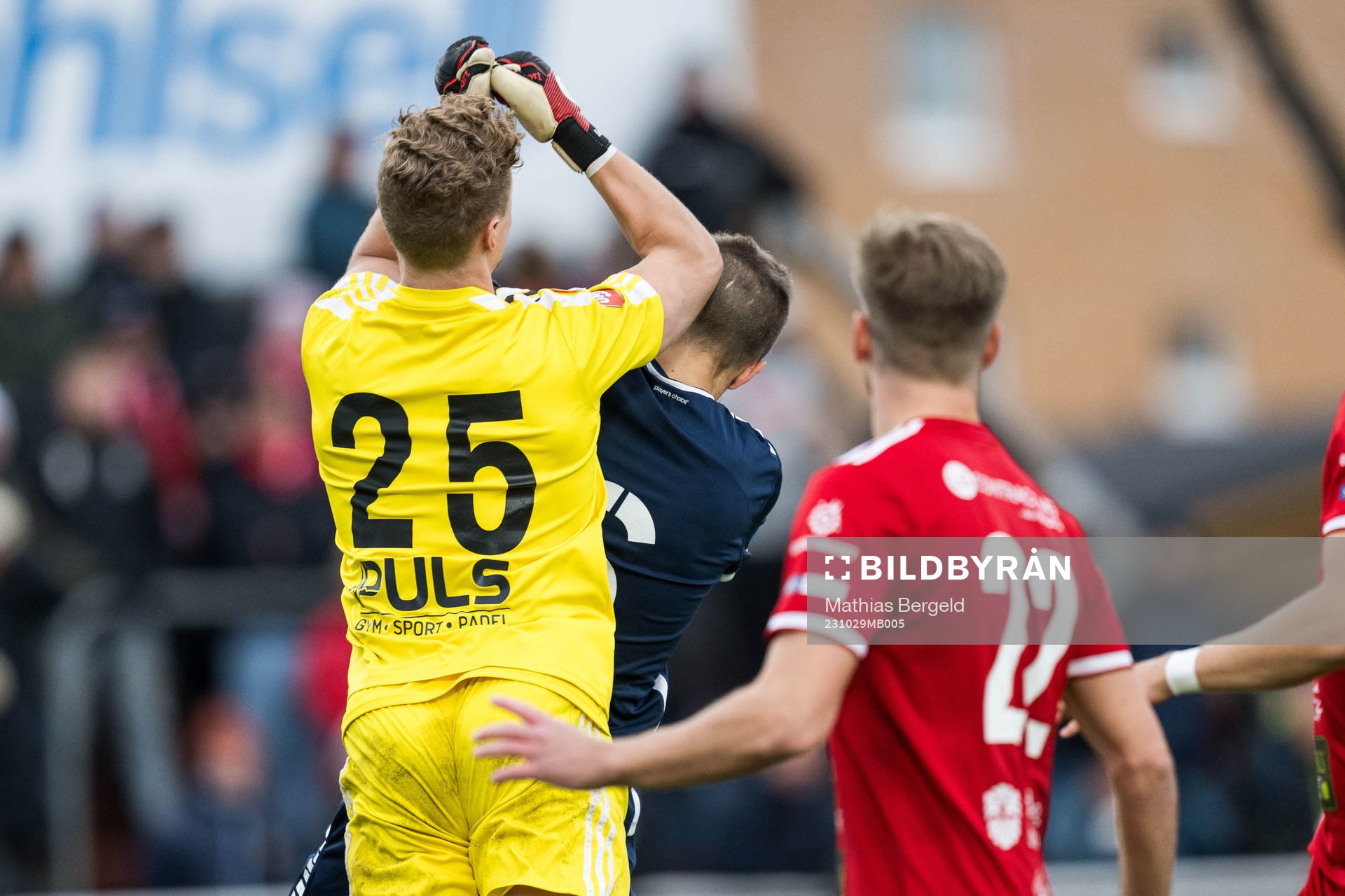 Skövde AIKs målvakt Otto Lindell och Utsiktens Erik