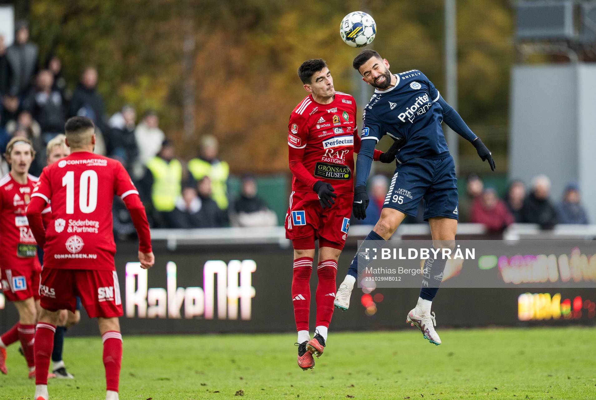 Skövde AIKs Marc Ante Tokich och Utsiktens Paulo Marcelo