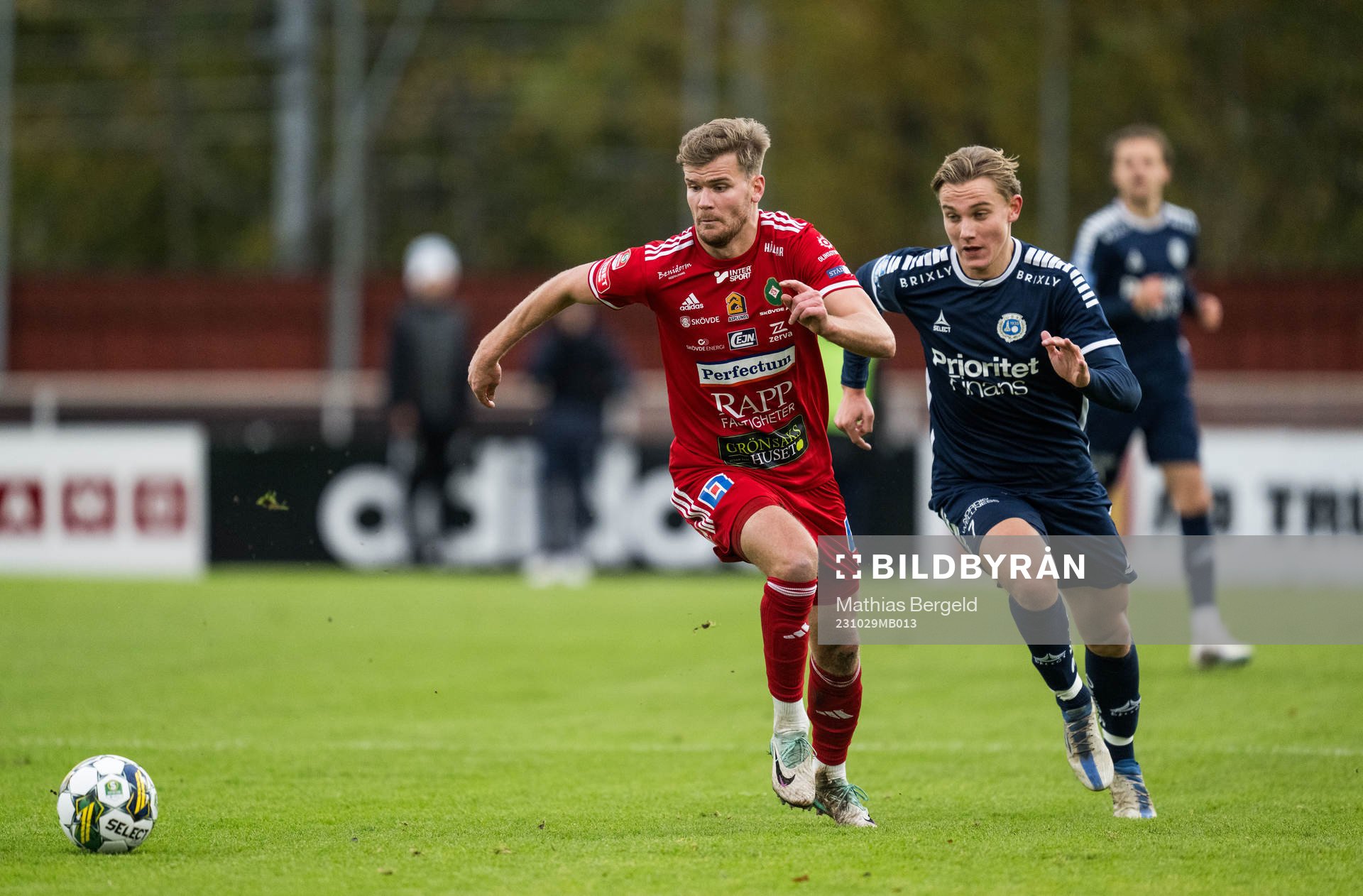 Skövde AIKs Elias Lindell och Utsiktens Linus Carlstrand