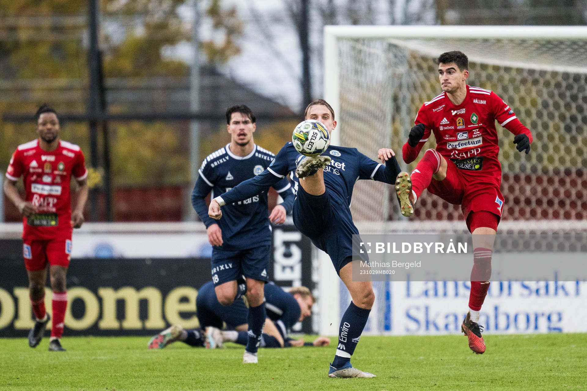 Utsiktens Linus Carlstrand och Skövde AIKs Marc Ante Tokich