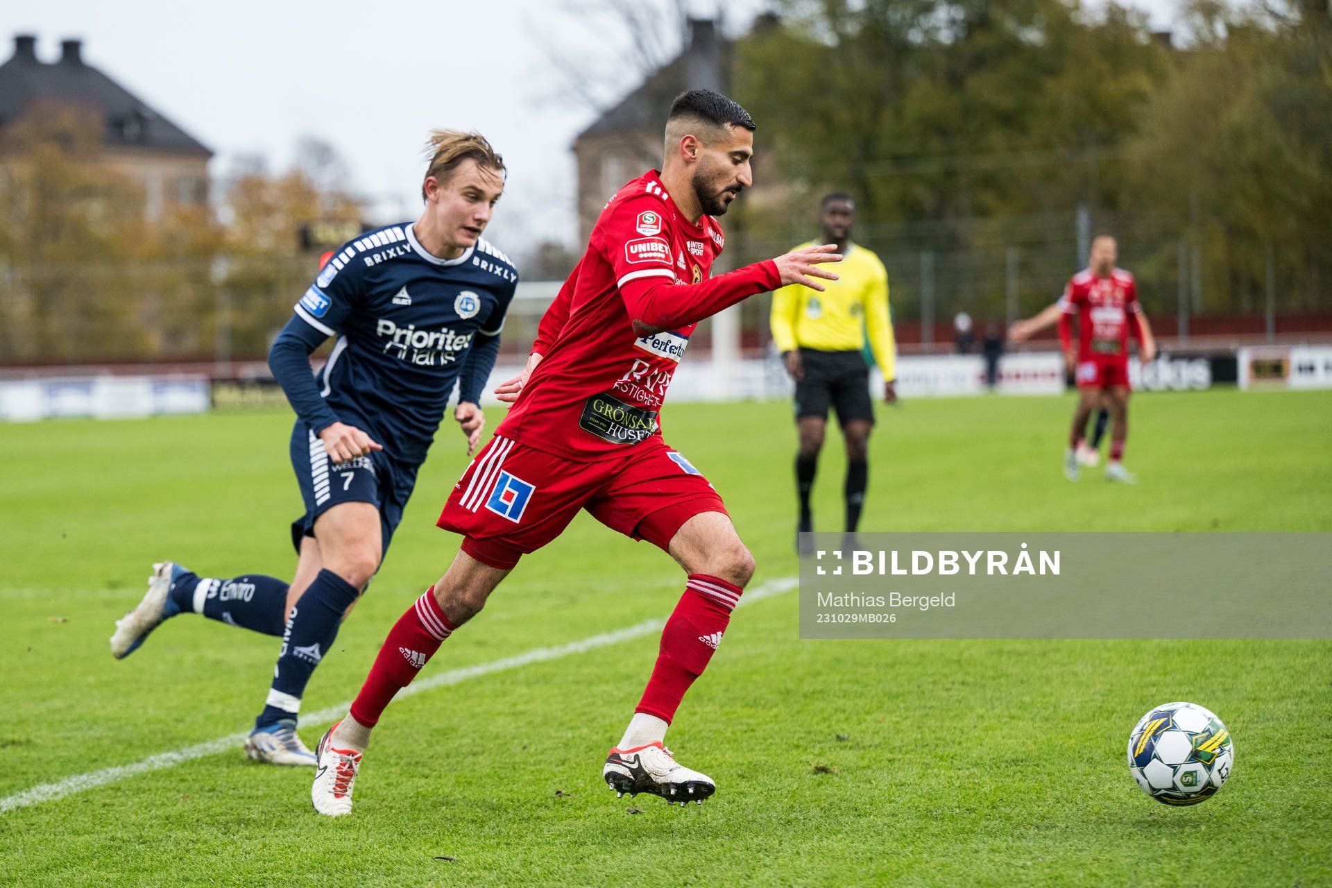 Utsiktens Linus Carlstrand och Skövde AIKs Elmar Abraham