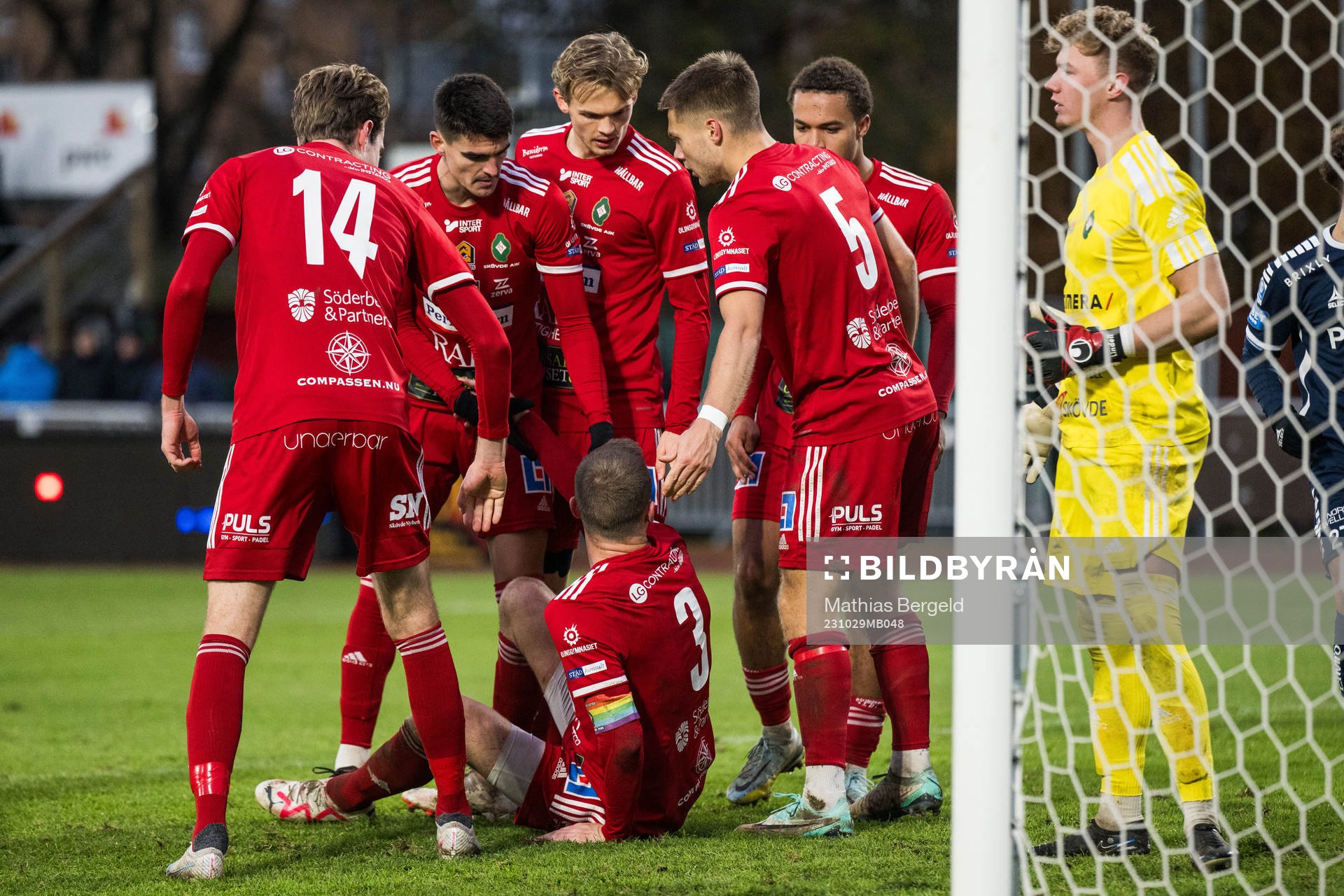 Skövde AIKs Filip Schyberg jublar med lagkamrater