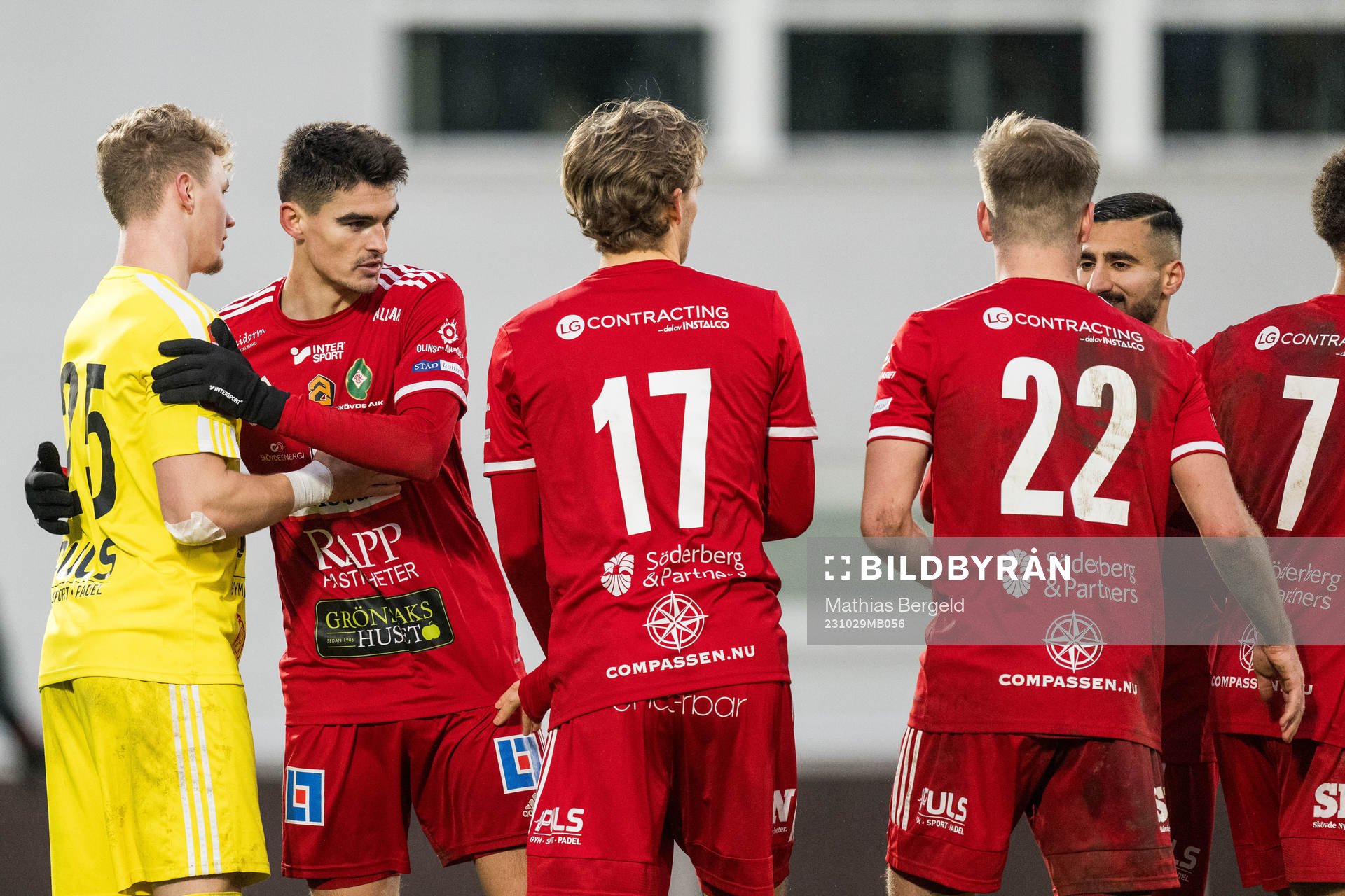 Skövde AIKs målvakt Otto Lindell jublar med lagkamrater