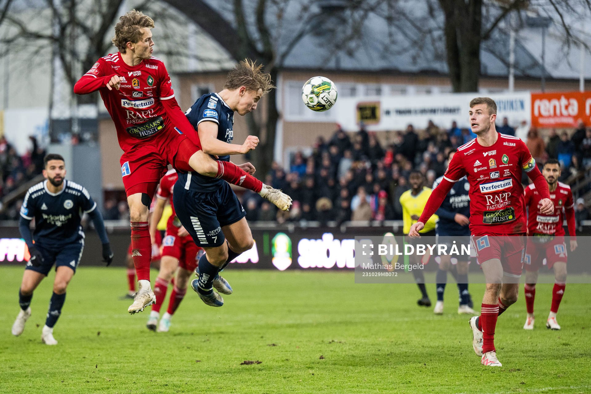 Skövde AIKs Lukas Rhöse och Utsiktens Linus Carlstrand