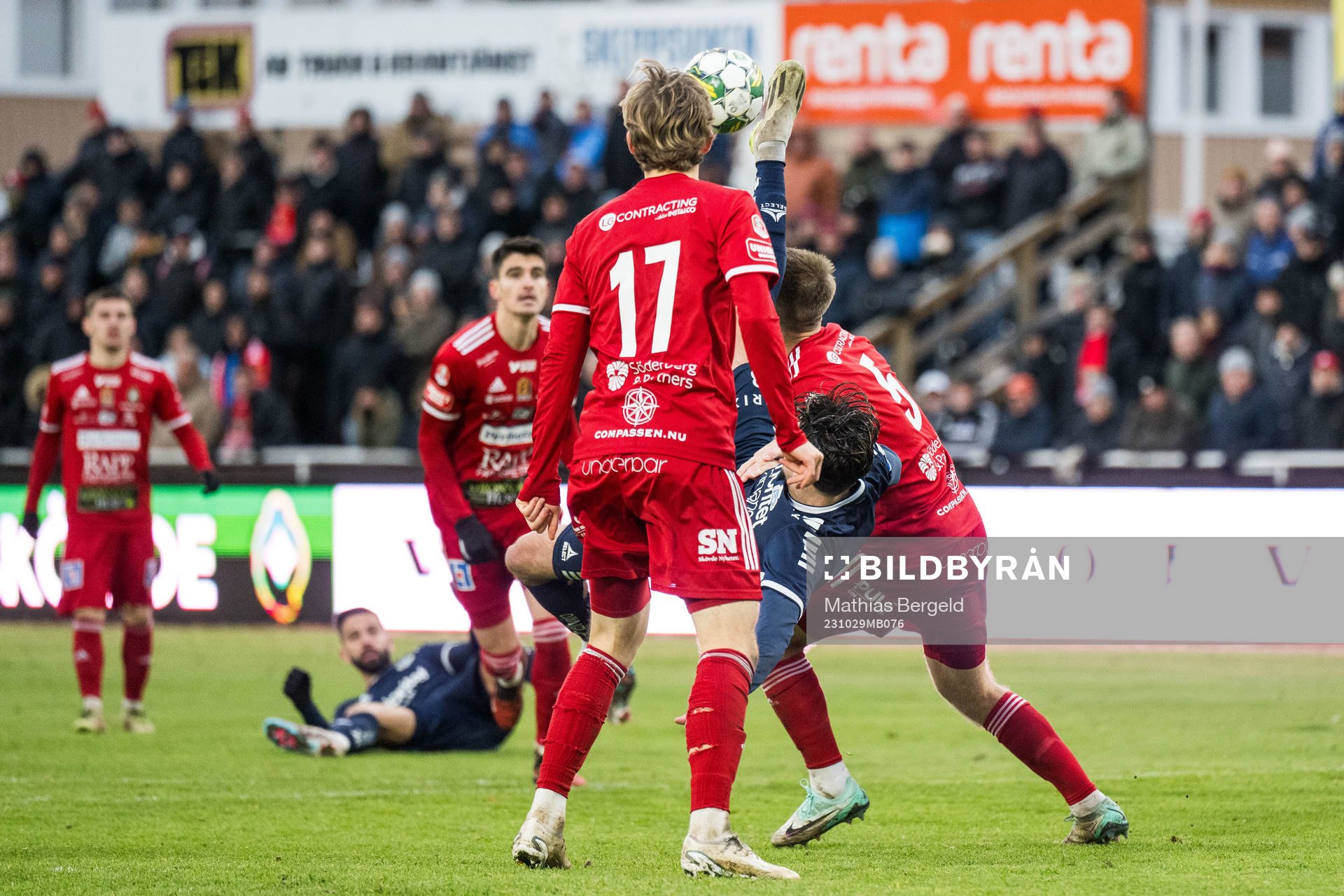 Utsiktens William Milovanovic och Skövde AIKs Gustav Broman