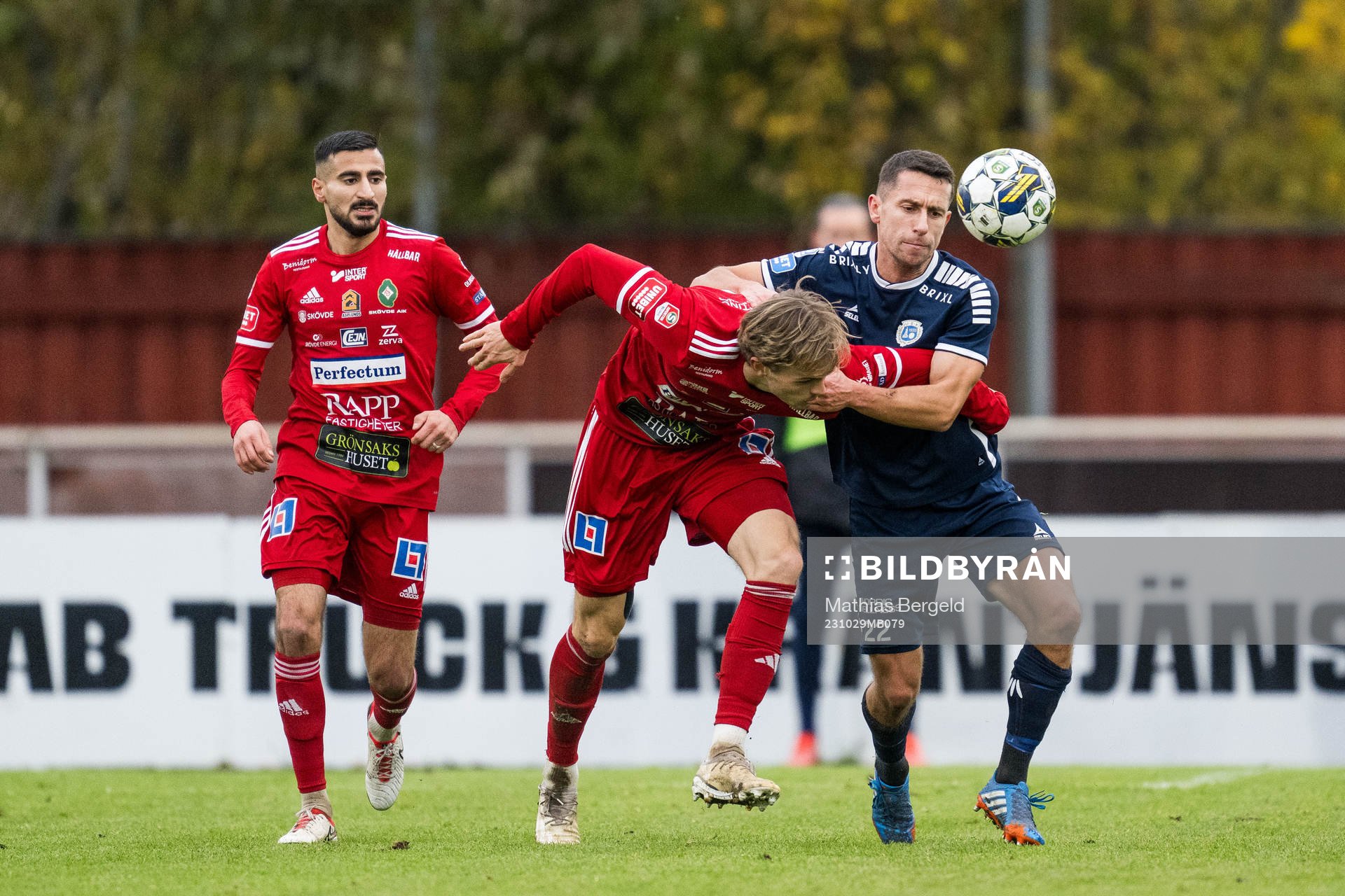 Skövde AIKs Lukas Rhöse och Utsiktens Predrag Randelovic