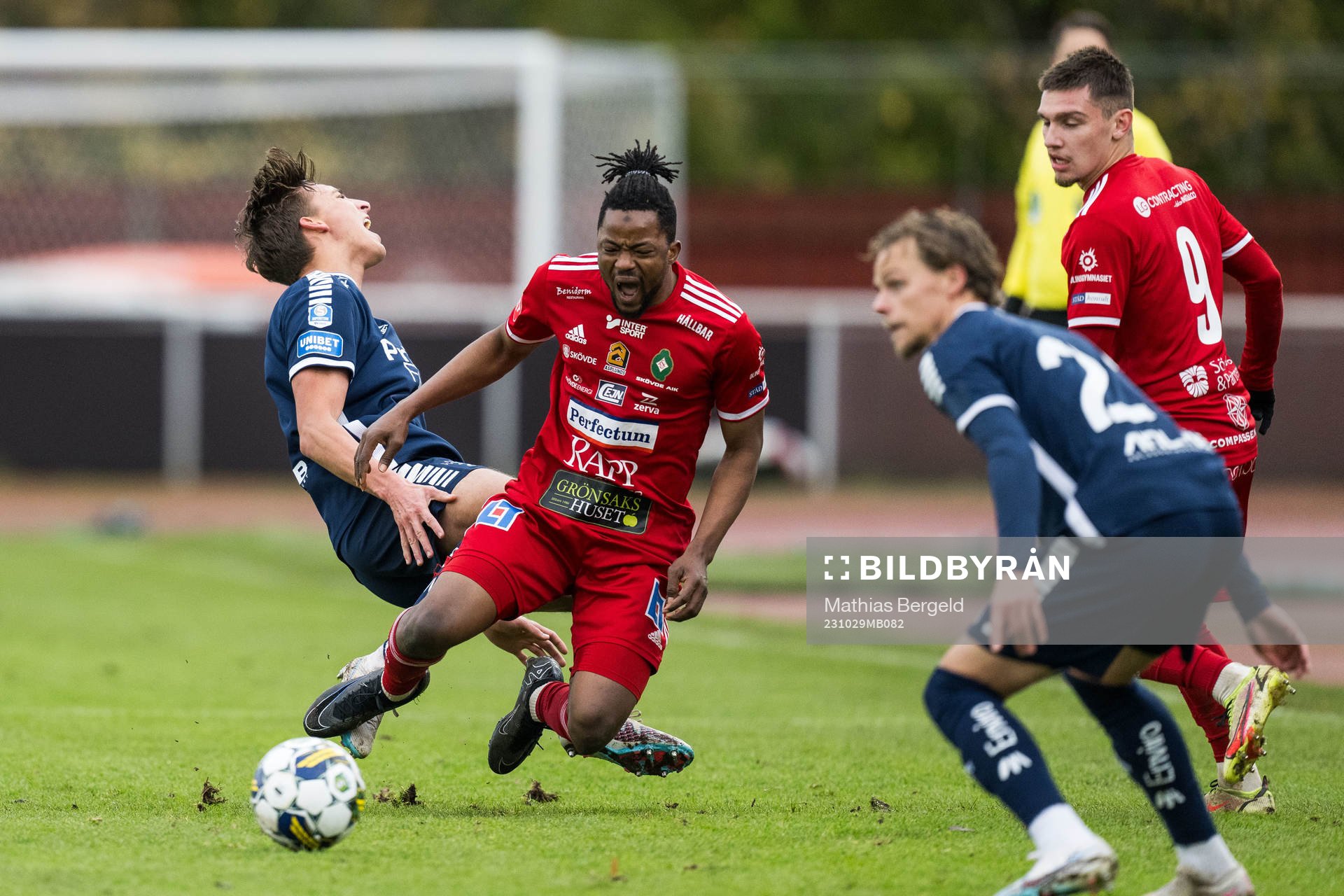 Utsiktens Wilhelm Nilsson och Skövde AIKs Azeez Temitope