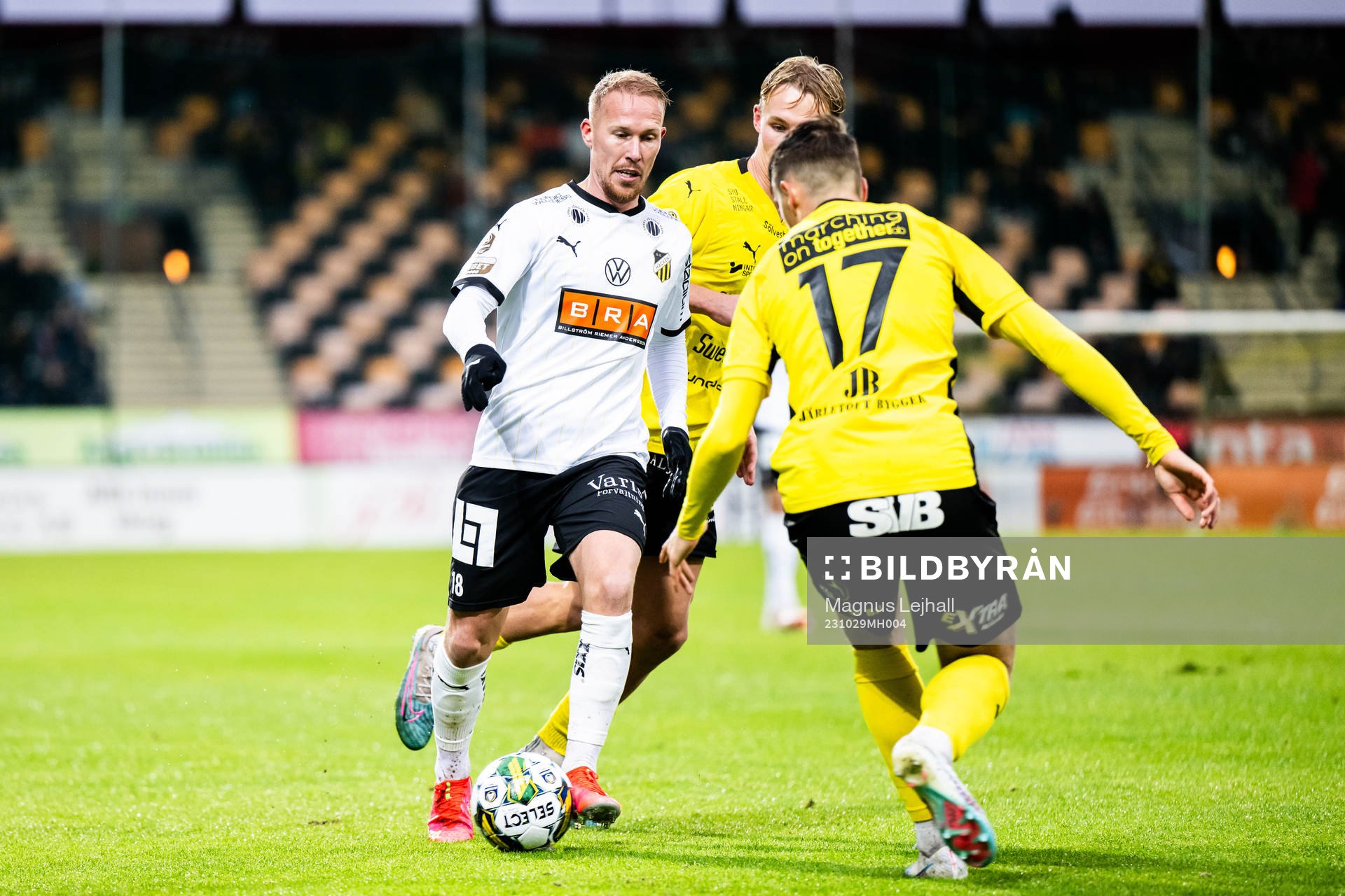 Häckens Mikkel Rygaard Jensen och Mjällbys Elliot Stroud