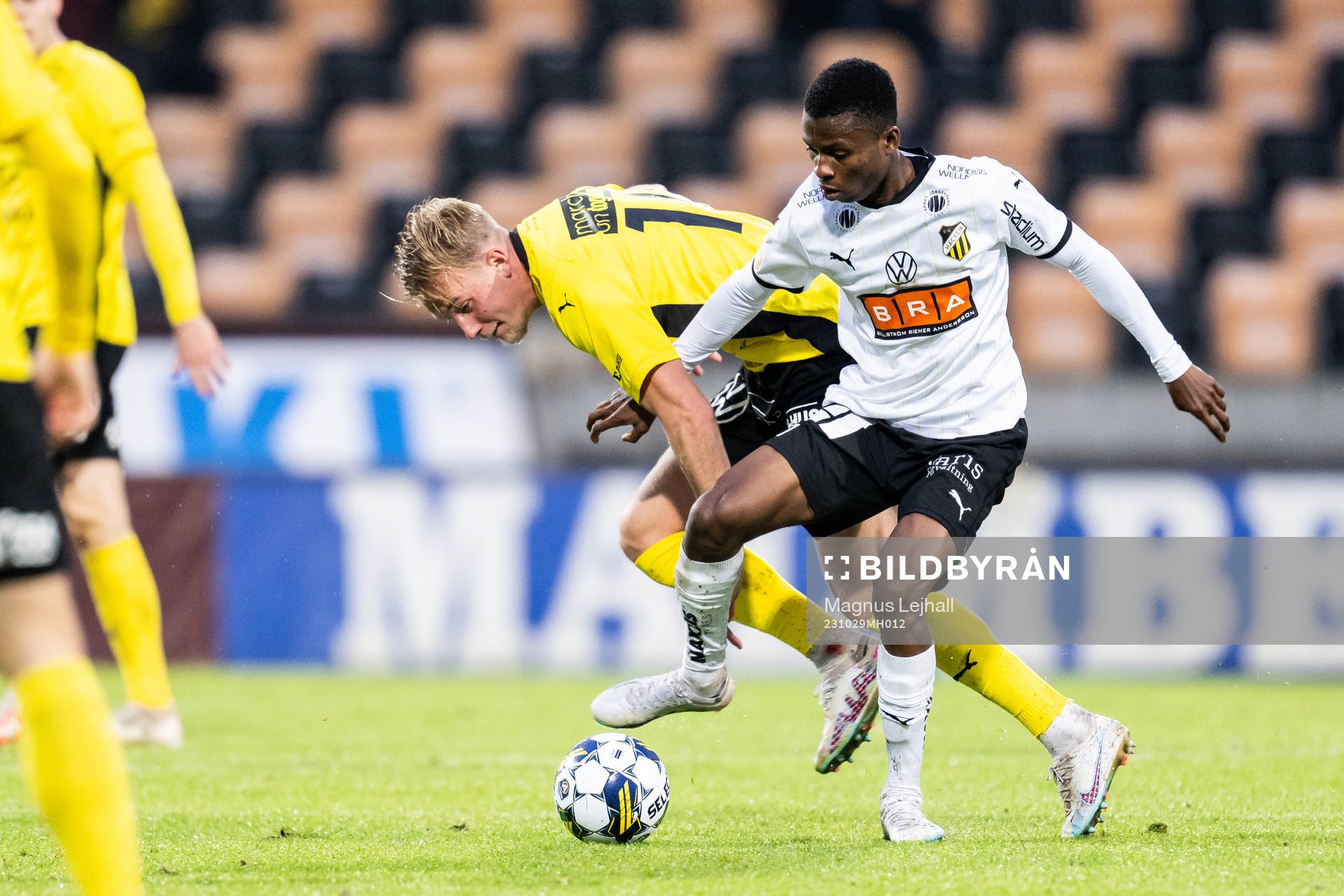 Häckens Akoua Romeo Amane och Mjällbys Herman Johansson