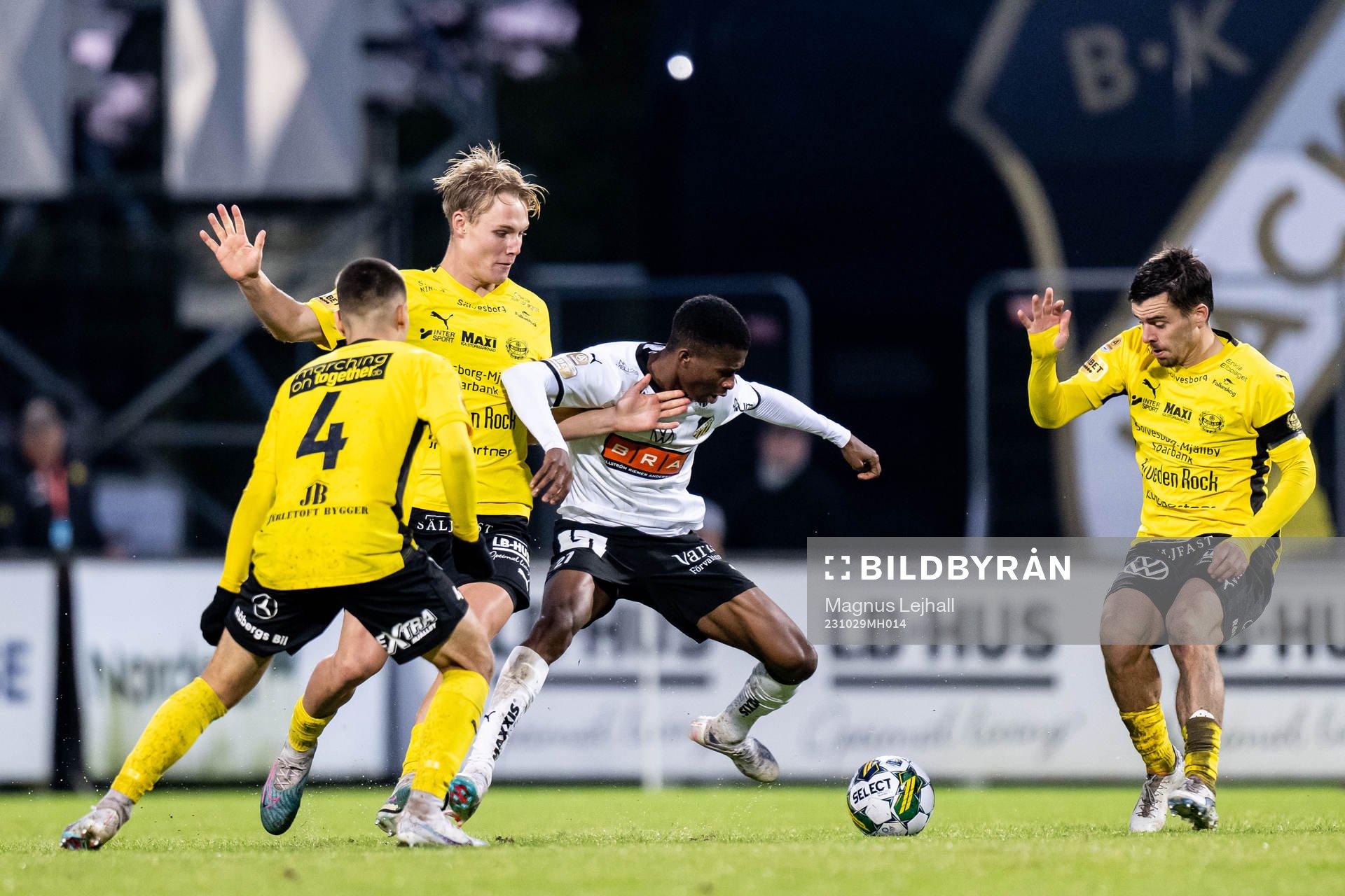 Häckens Akoua Romeo Amane och Mjällbys Max Fenger