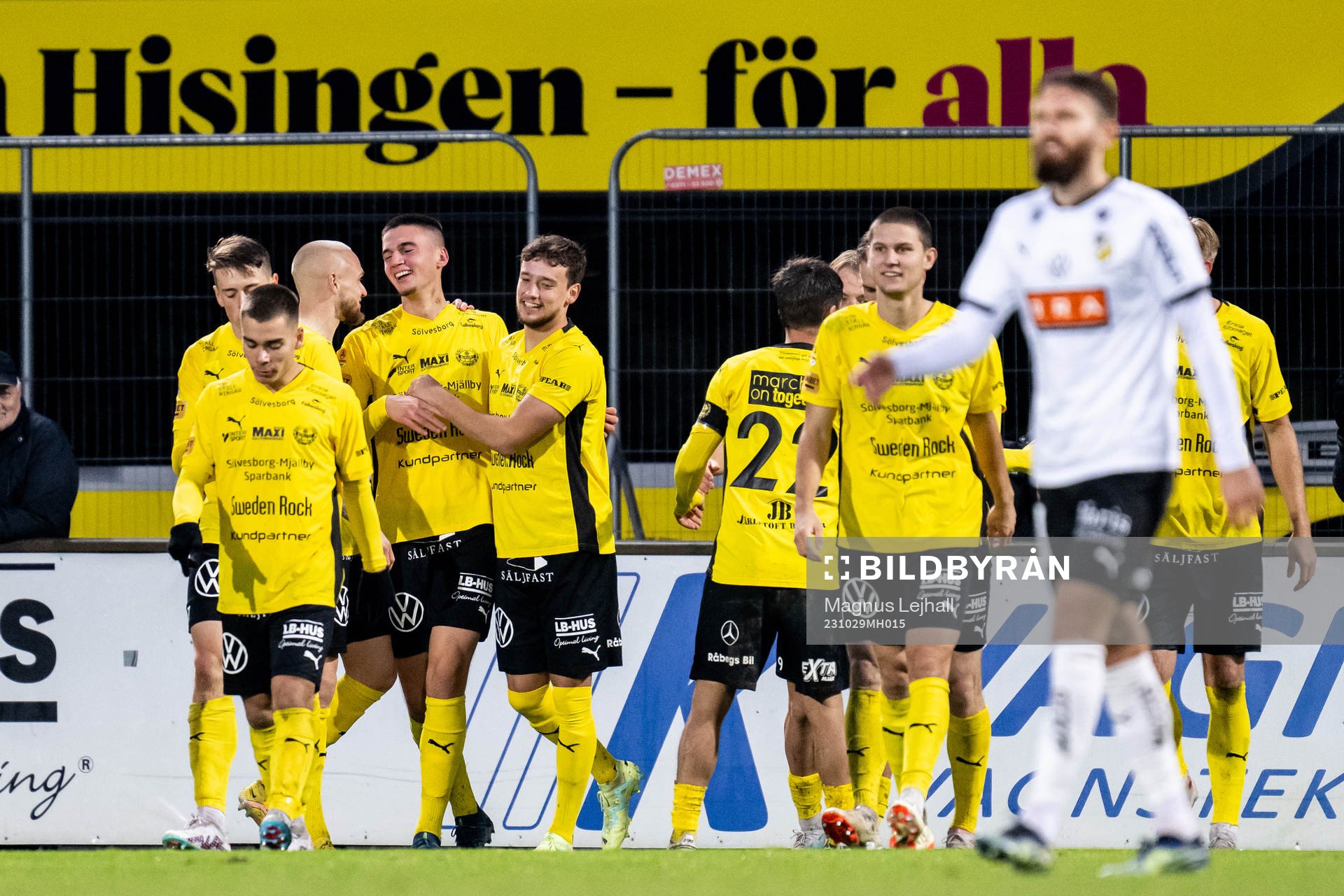 Mjällbys Noah Eile jublar med lagkamrater efter 1-0 målet under fotbollsmatchen i Allsvenskan mellan Mjällby och Häcken den 29 oktober 2023 i Hällevik.