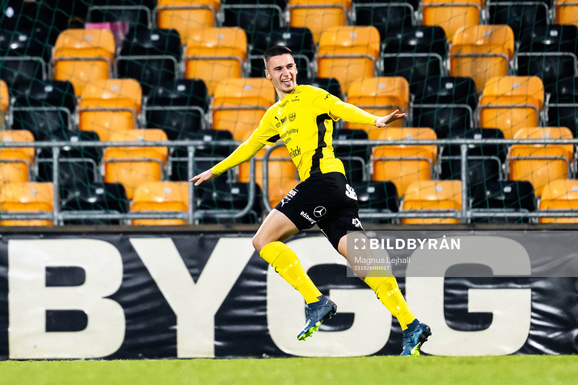 Mjällbys Noah Eile jublar efter sitt 1-0 mål under fotbollsmatchen i Allsvenskan mellan Mjällby och Häcken den 29 oktober 2023 i Hällevik. 