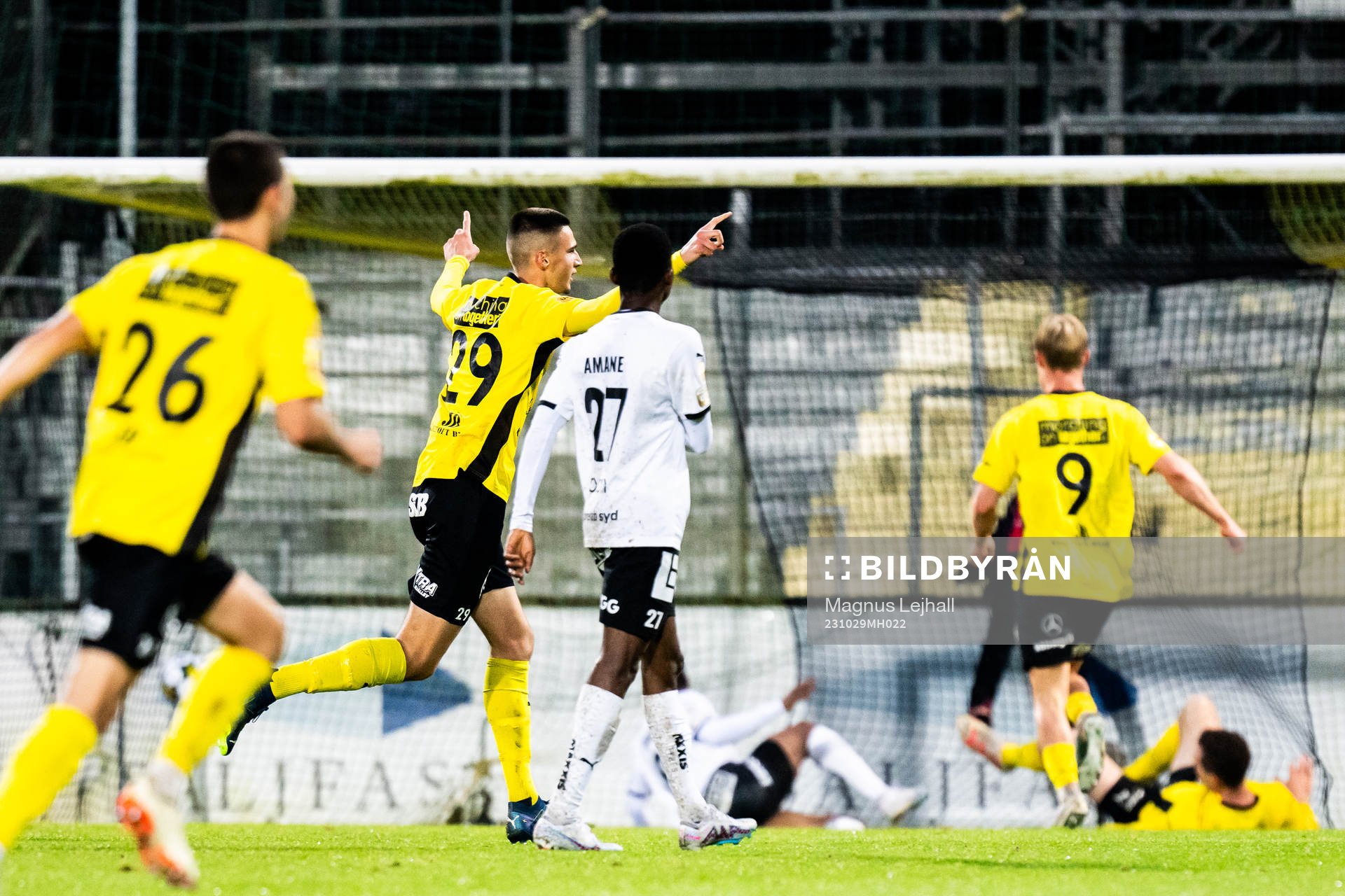 Mjällbys Noah Eile jublar efter 2-0 målet genom Jacob Bergström (ej i bild) under fotbollsmatchen i Allsvenskan mellan Mjällby och Häcken den 29 oktober 2023 i Hällevik.