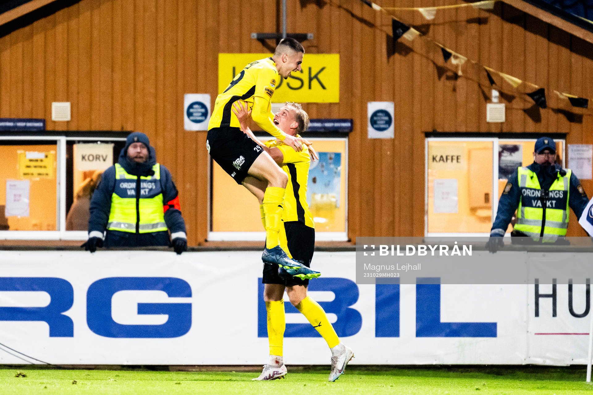 Mjällbys Noah Eile och Herman Johansson jublar