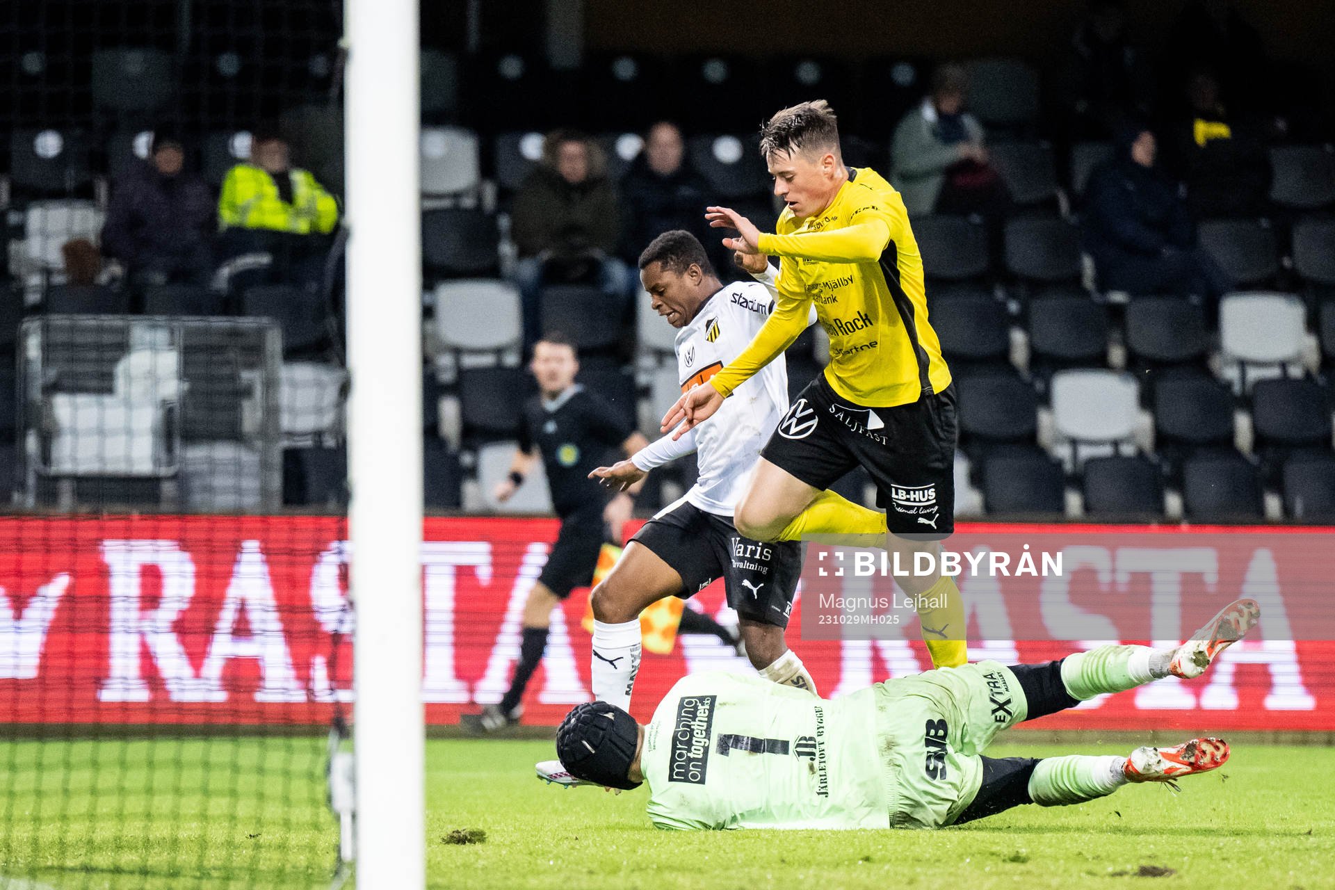 Mjällbys målvakt Noel Törnqvist mot Häckens Abdulrazaq