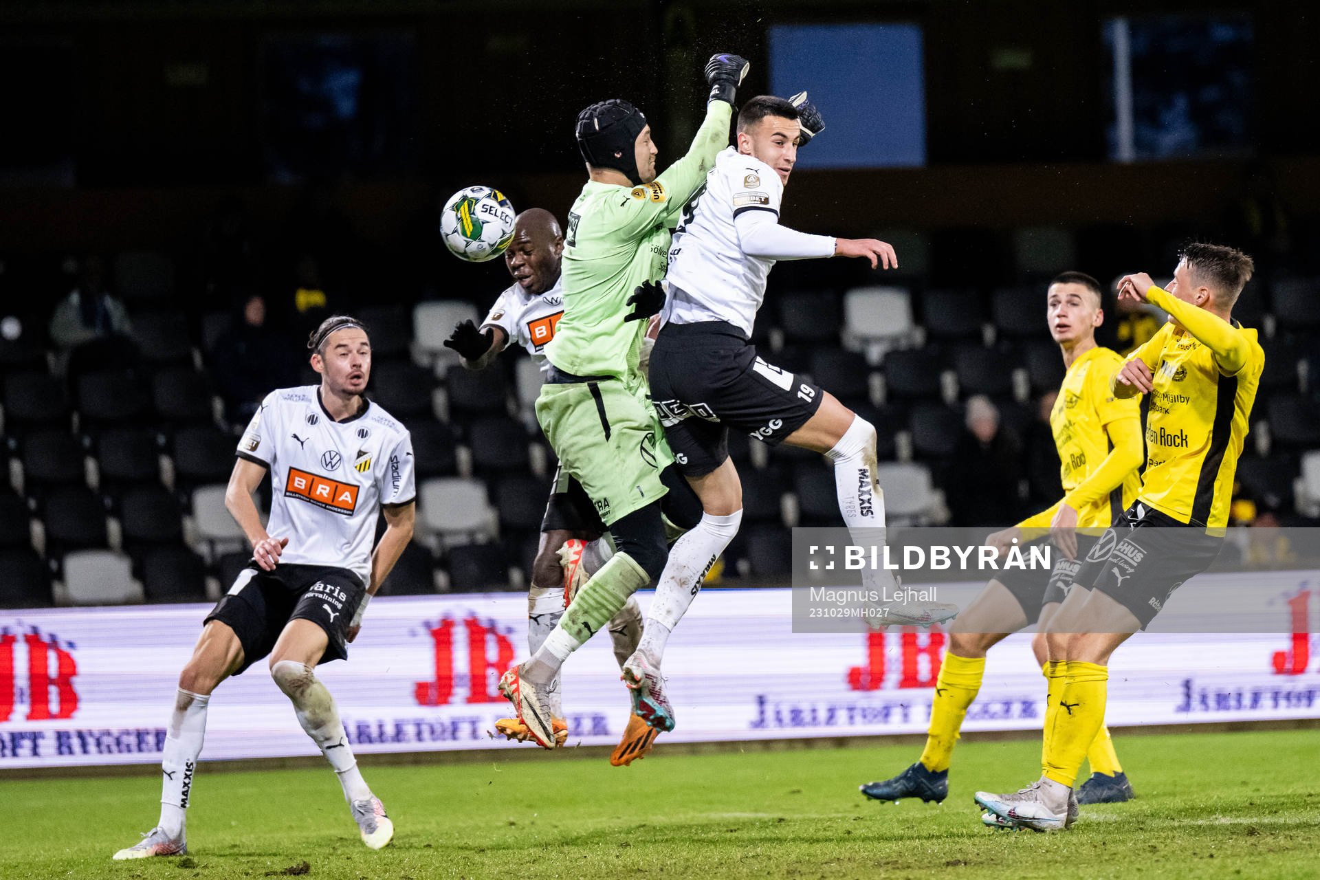 Häckens Edward Chilufya gör 1-3 mot Mjällbys målvakt