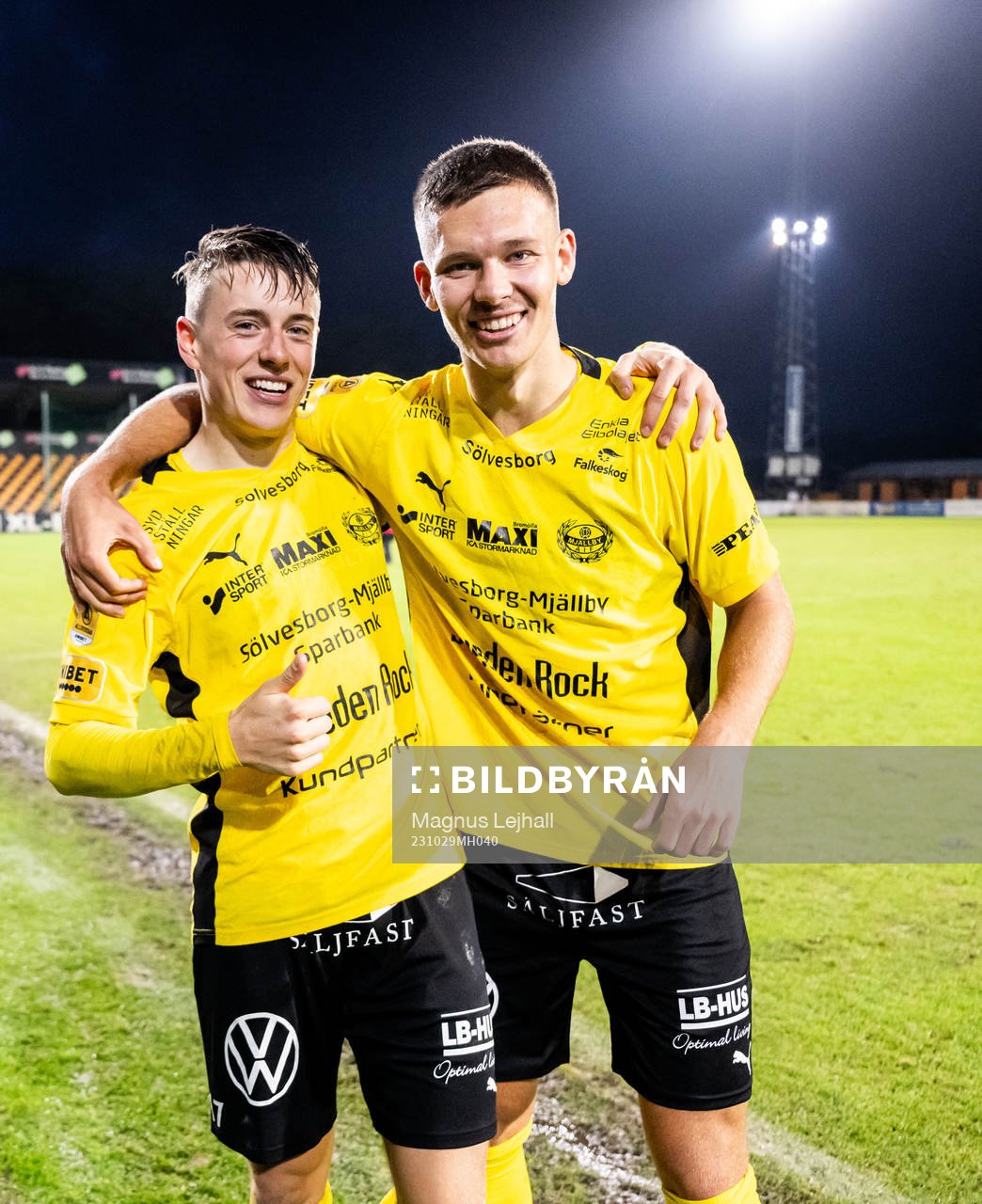 Mjällbys Elliot Stroud och Arvid Brorsson jublar