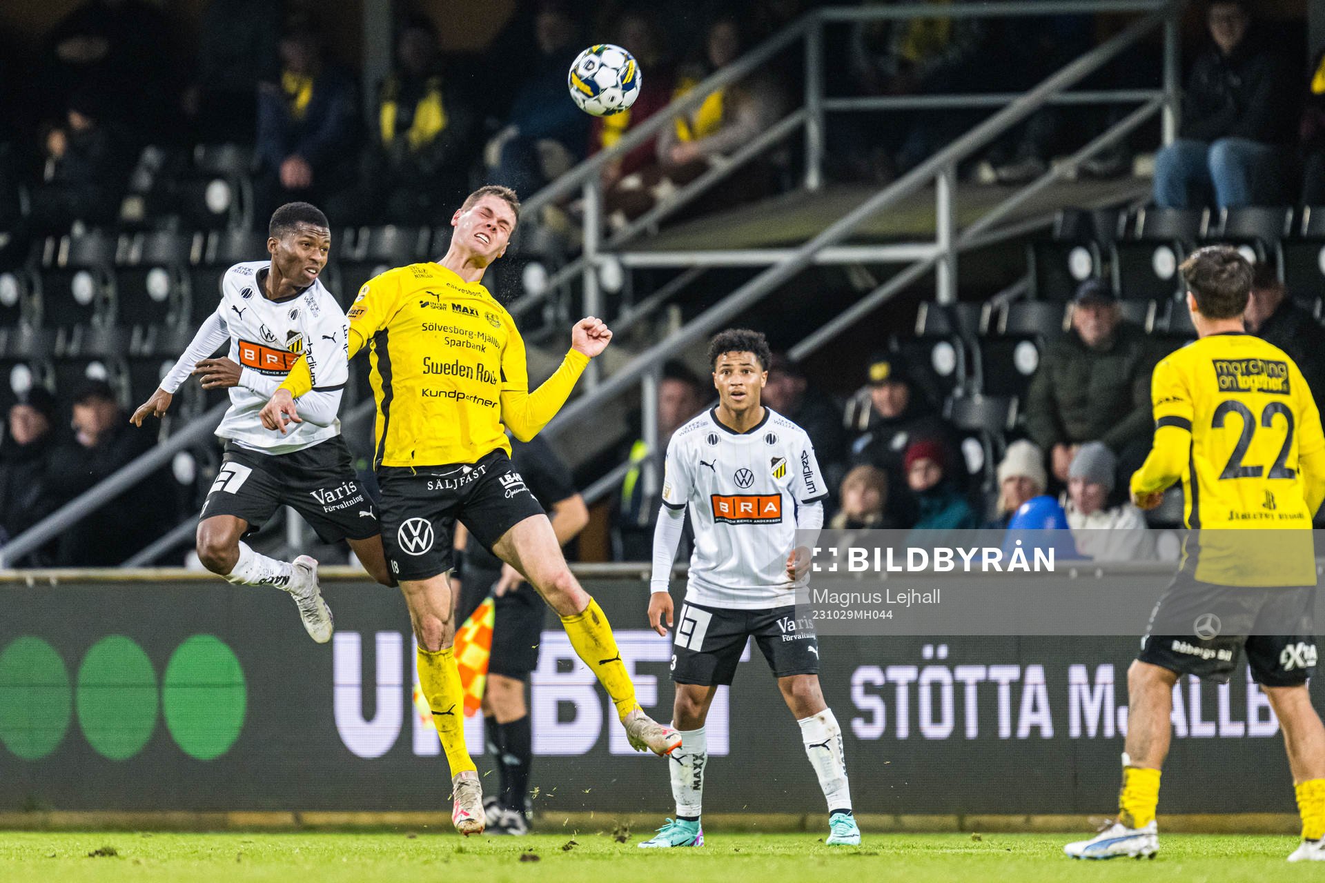 Häckens Akoua Romeo Amane och Mjällbys Jacob Bergström