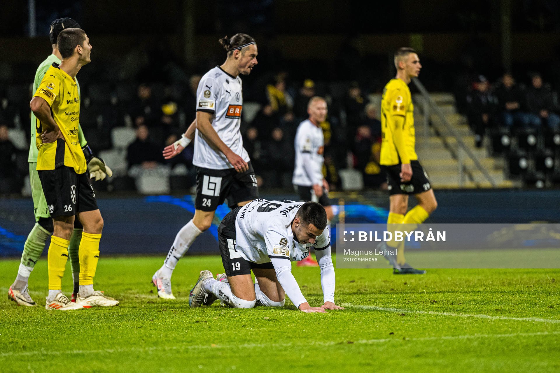 Häckens Amor Layouni och Srdjan Hrstic deppar