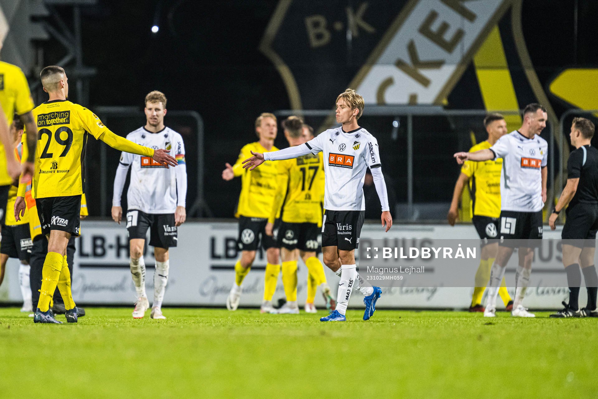 Häckens Pontus Dahbo  deppar och tackar Mjällbys Noah Eile