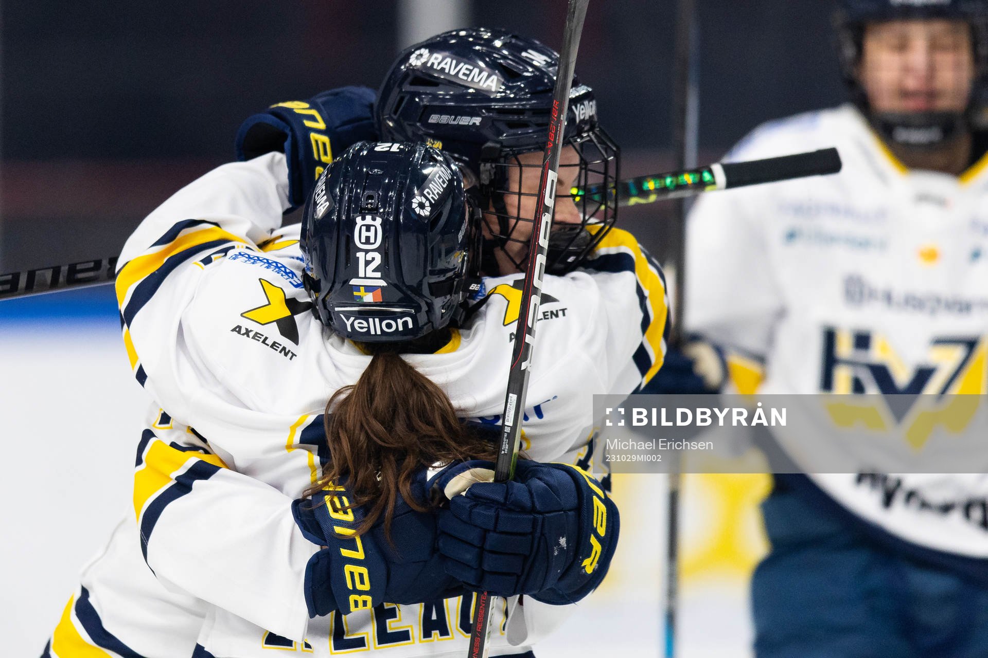 HV71s Evelina Arvidsson jublar ihop med Eimear Leacy