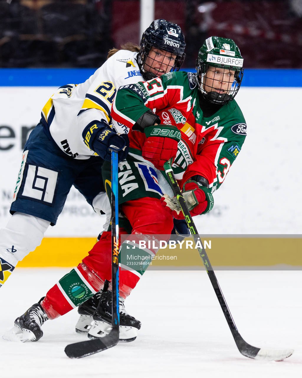 Frölundas Michelle Karvinen och HV71s Amanda Andersson