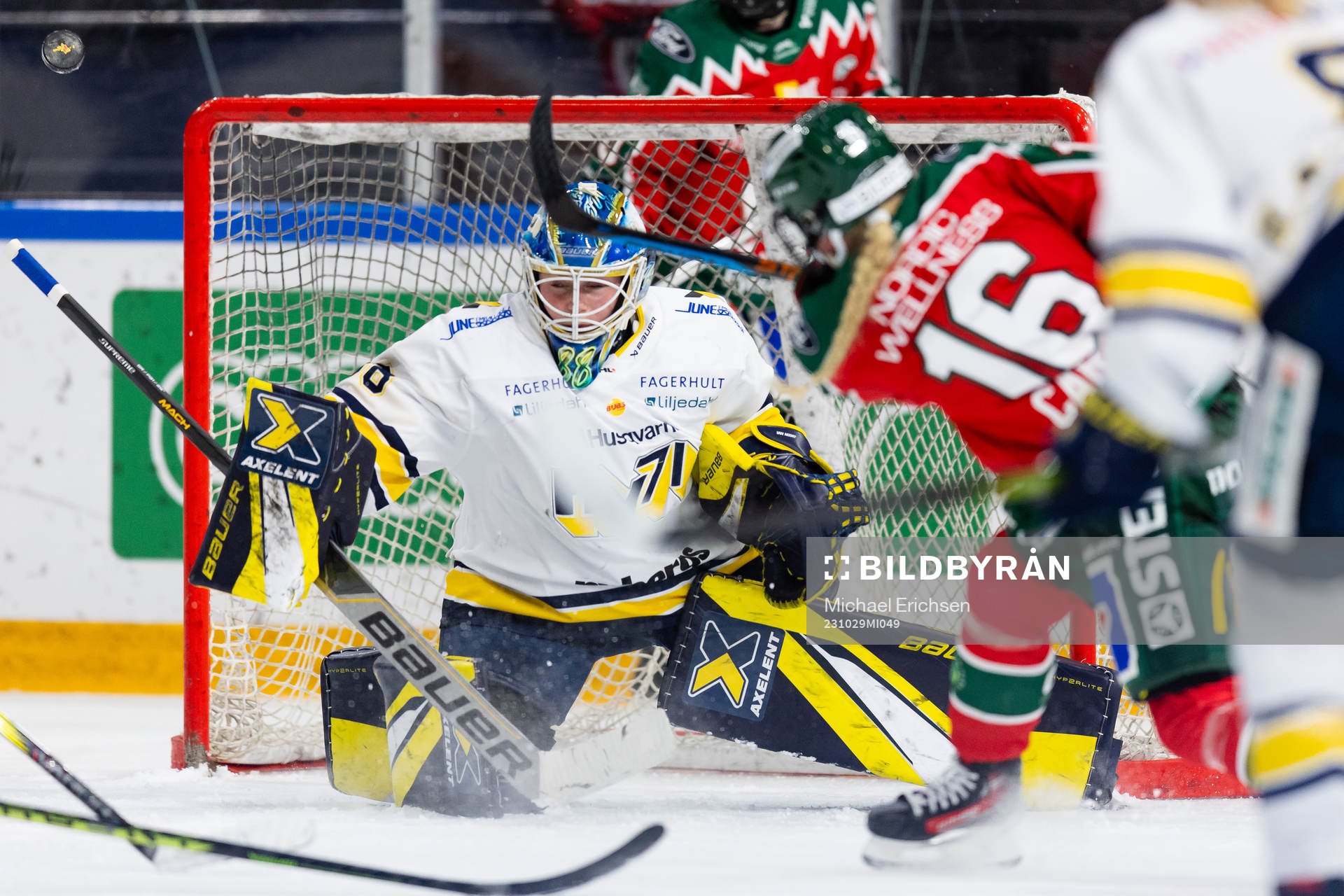 Frölundas Jennifer Carlsson skjuter ett skott mot HV71s