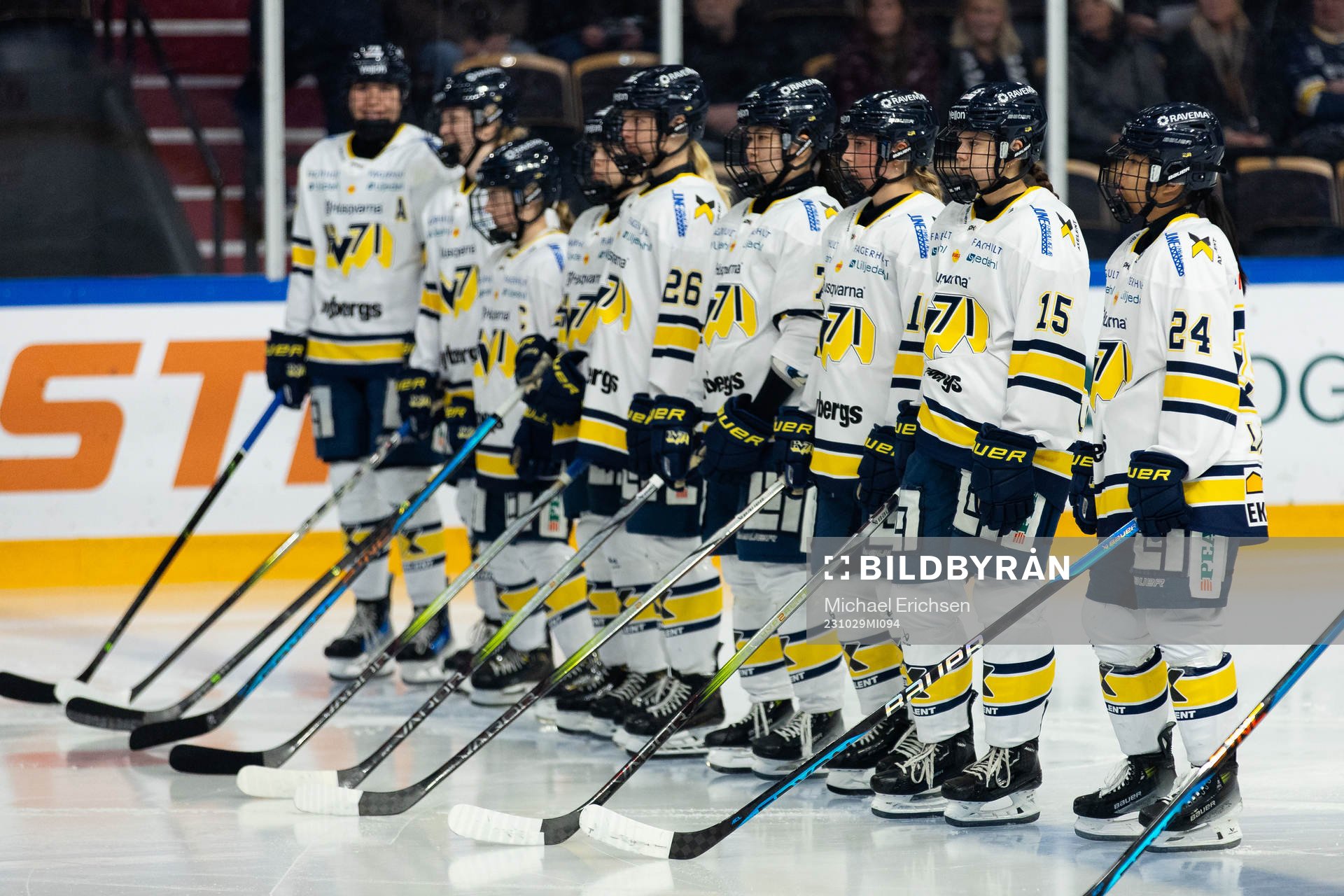 HV71 spelare på line up innan ishockeymatchen i SDHL