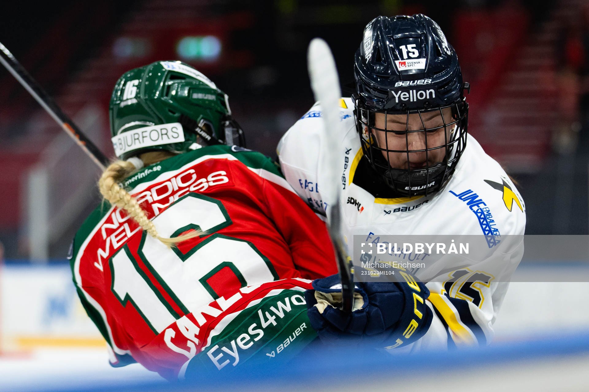 Frölundas Jennifer Carlsson tacklar HV71s Thea Liodden