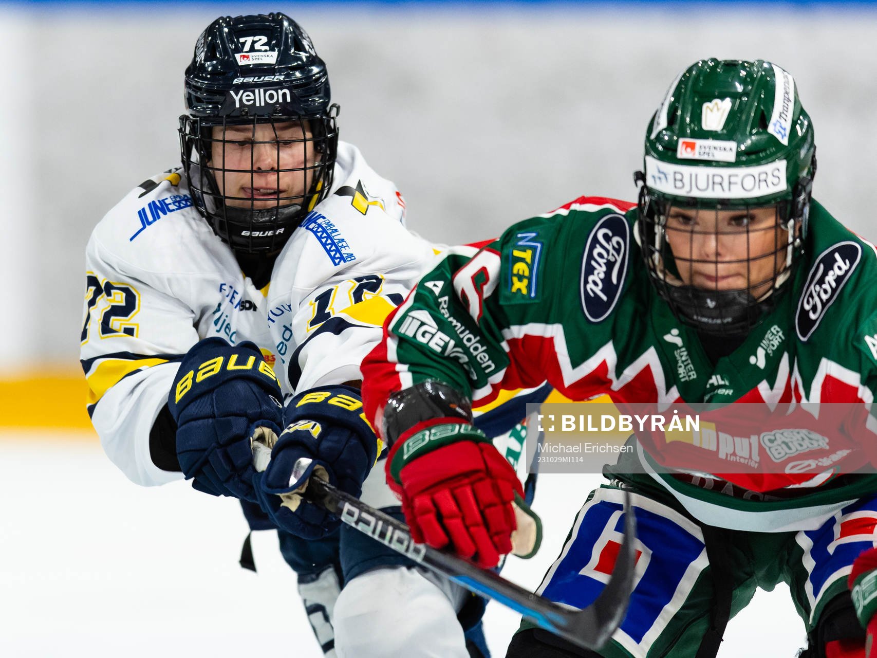 HV71s Kiira Yrjänen och Frölundas Jennifer Carlsson
