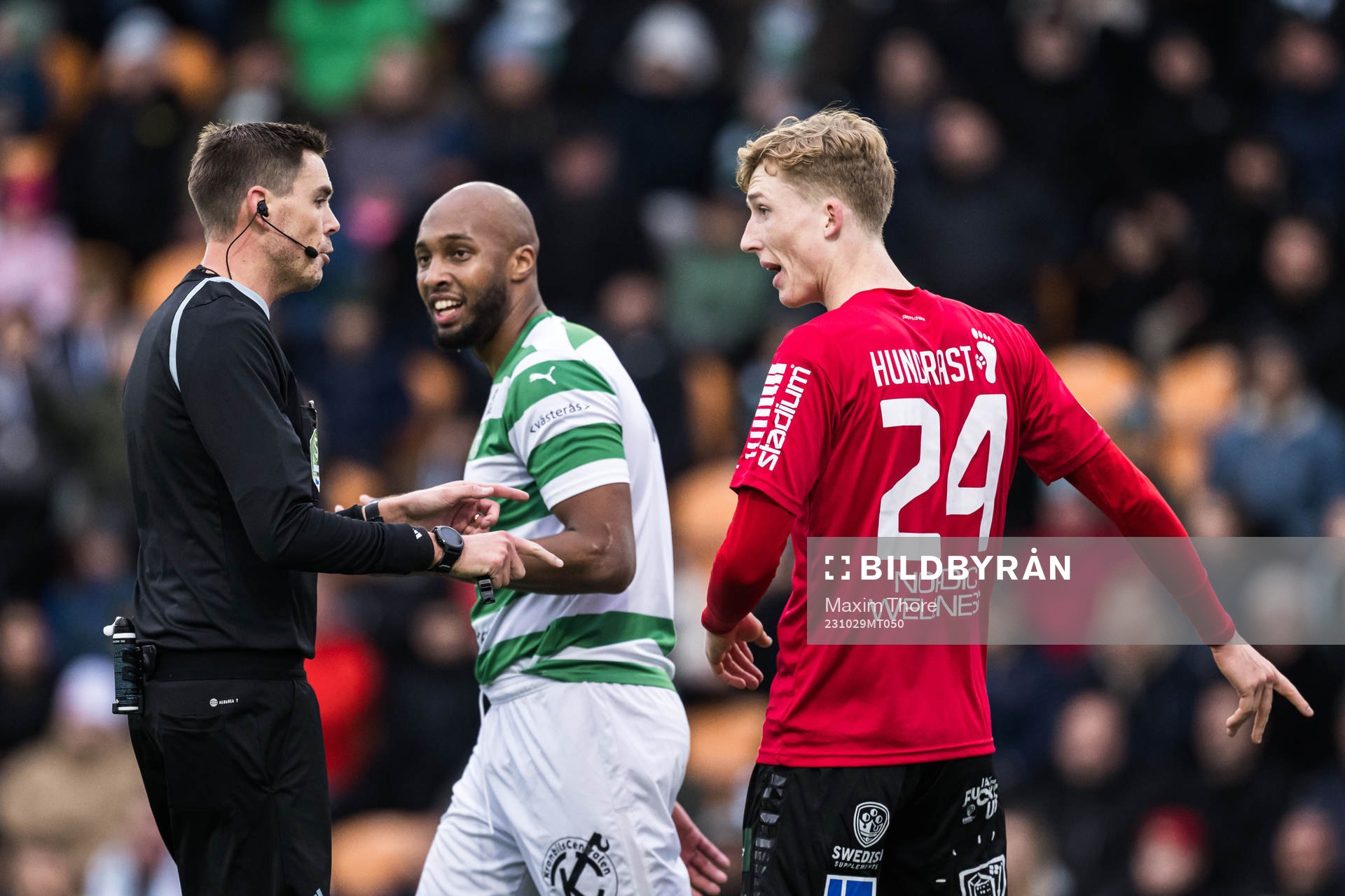 Domare Magnus Lindgren i samtal med Västerås SKs Jabir