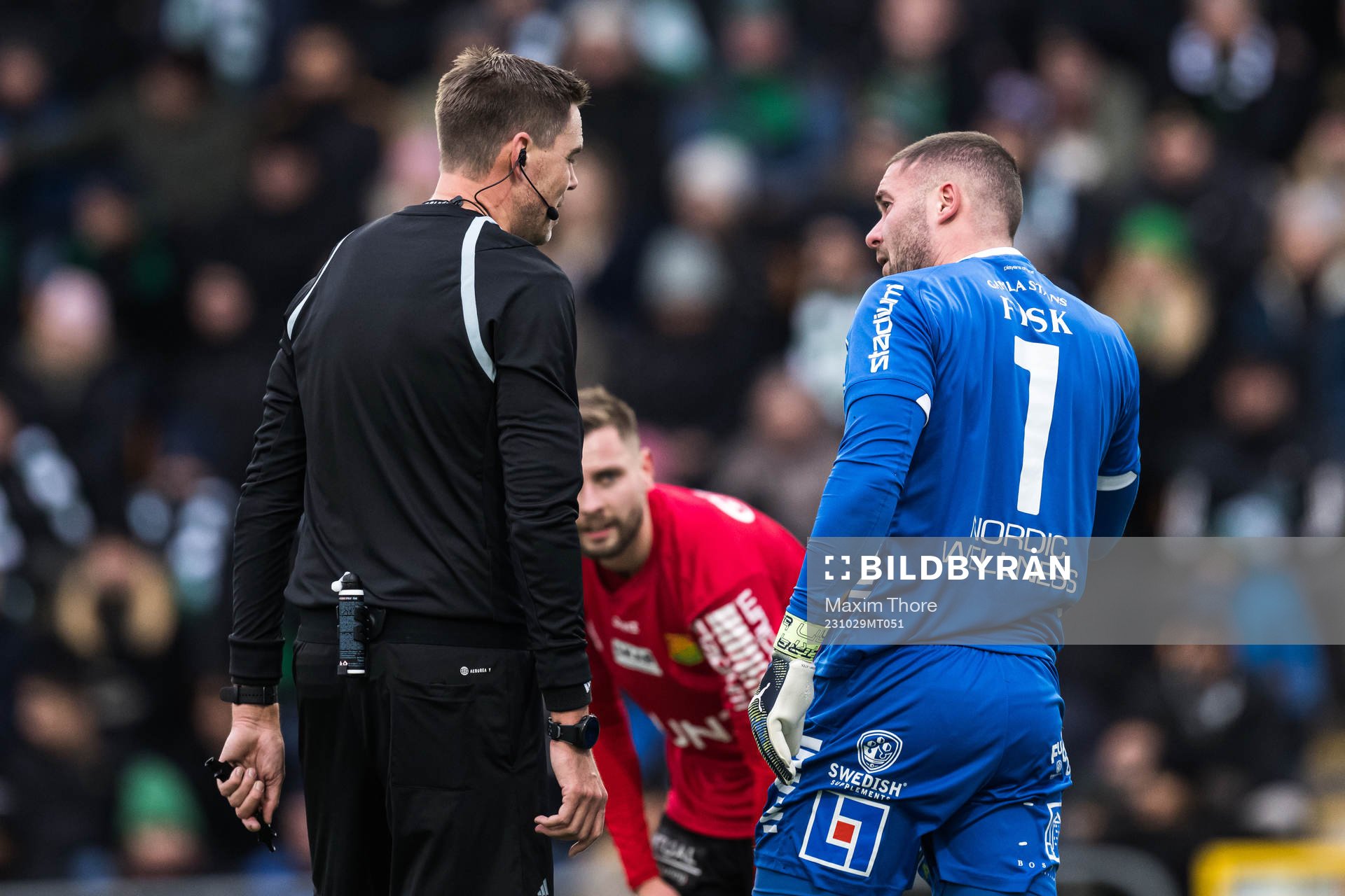 Domare Magnus Lindgren och GAISs målvakt Mergim Krasniqi