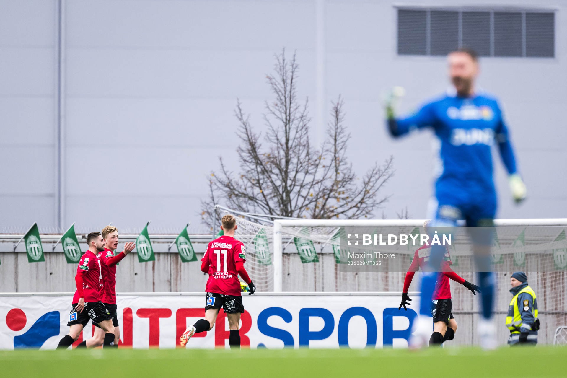 GAISs Filip Beckman jublar efter sitt 0-1 mål under fotbollsmatchen i Superettan mellan Västerås SK och GAIS den 29 oktober 2023 i Västerås. 