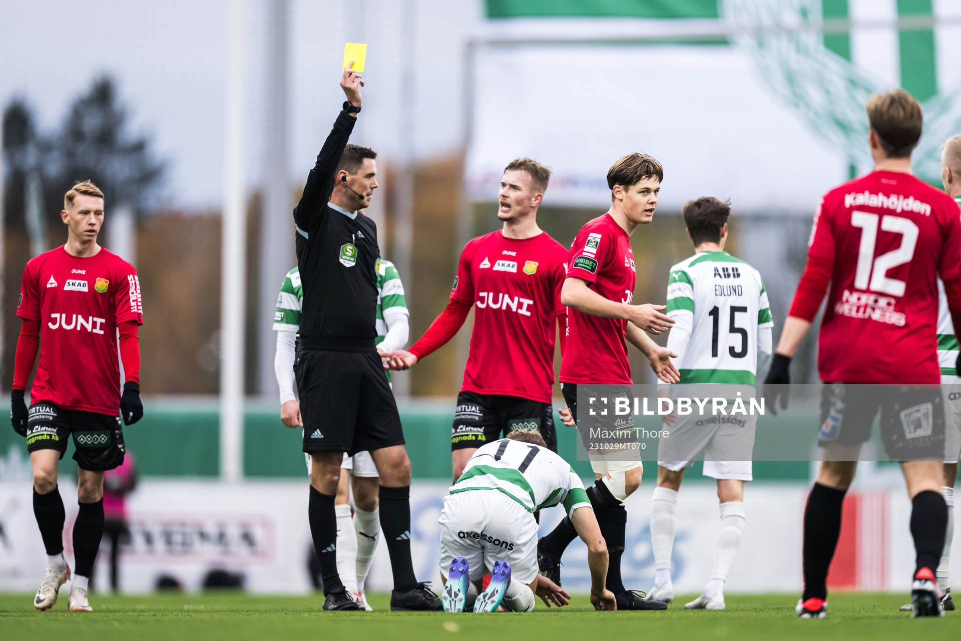 Domare Magnus Lindgren och GAISs Axel Henriksson under fotbollsmatchen i Superettan mellan Västerås SK och GAIS den 29 oktober 2023 i Västerås.