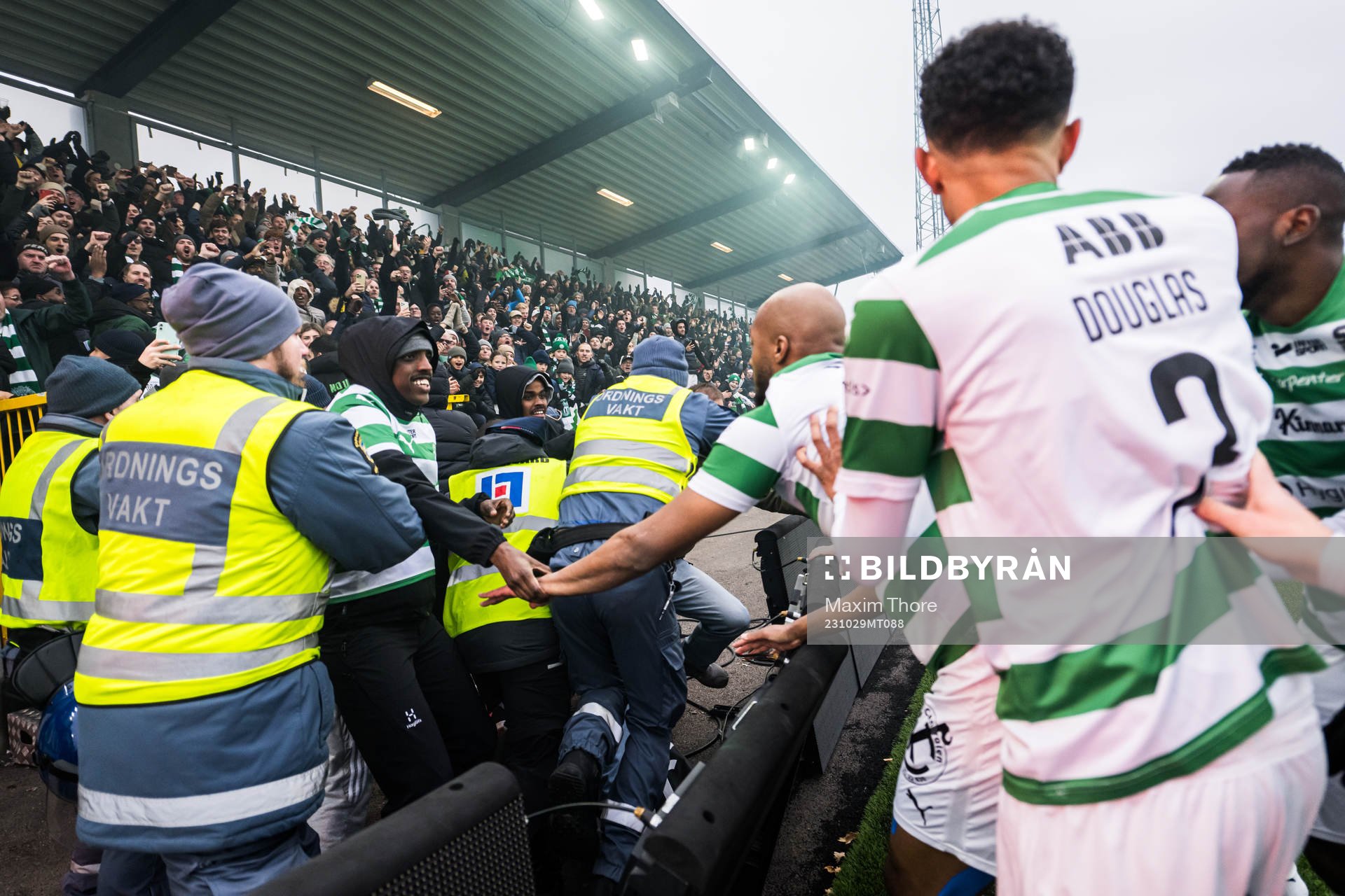 Västerås SKs Jabir Abdihakim Ali jublar med supportrar
