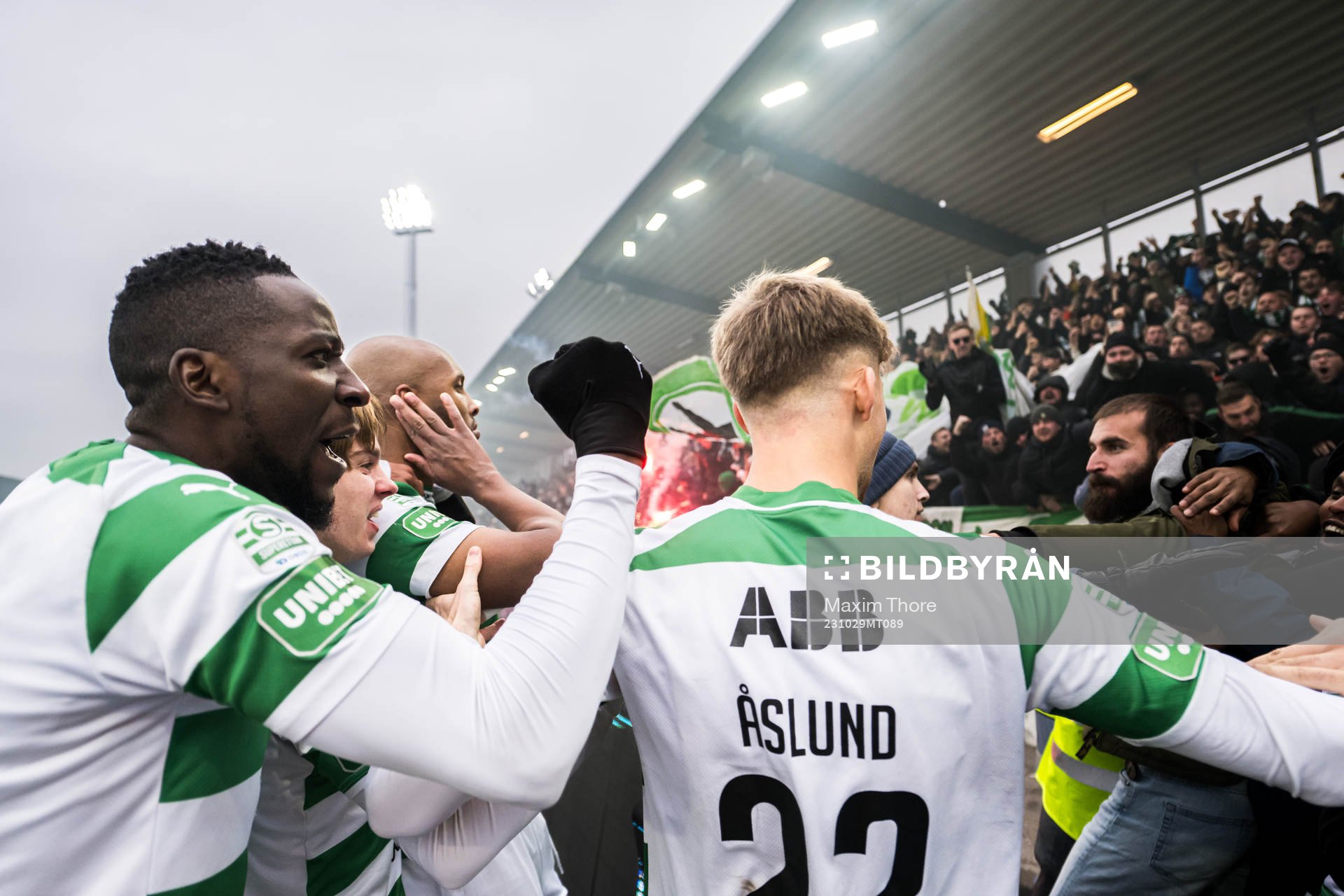 Västerås SKs Jabir Abdihakim Ali jublar med lagkamrater