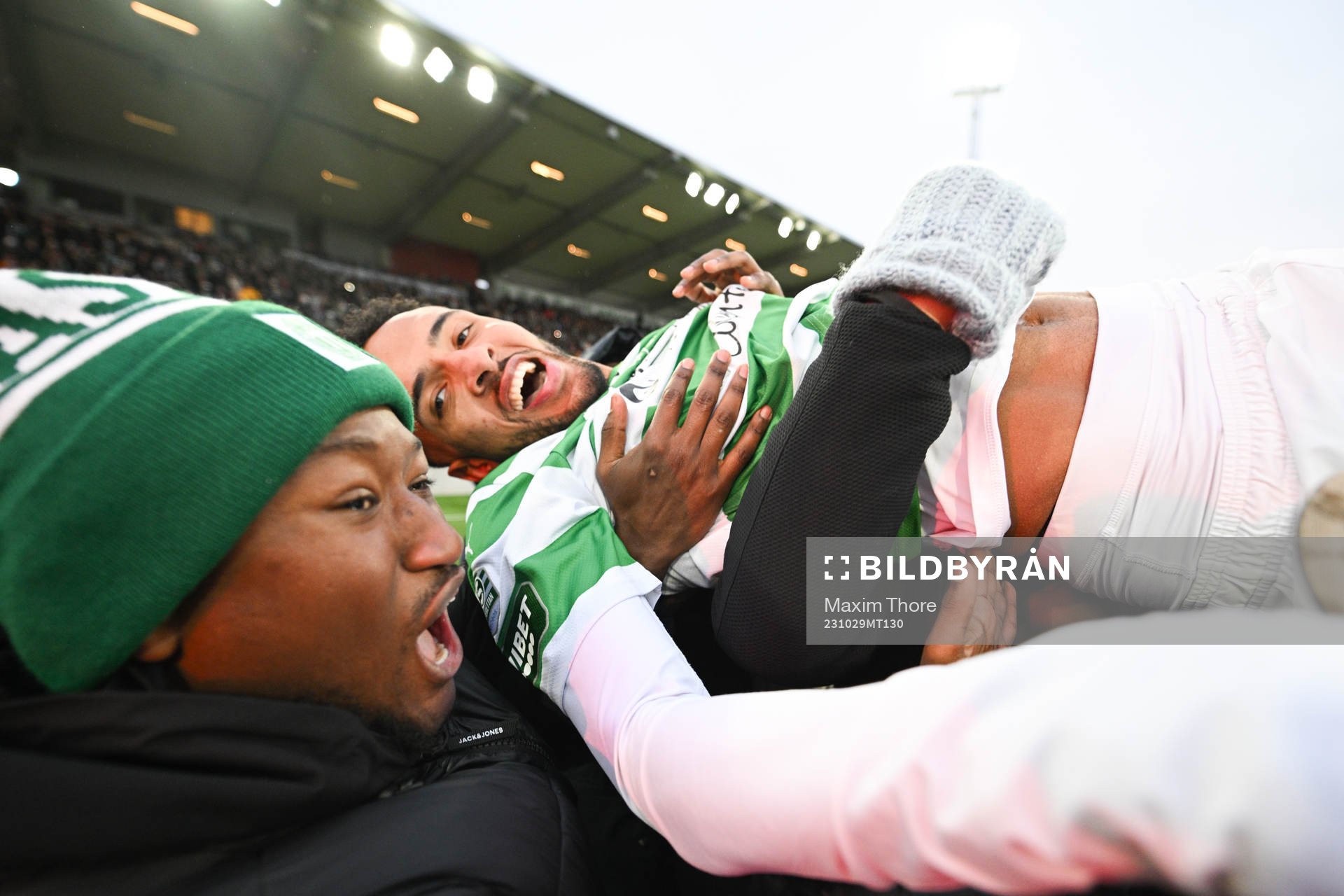 Västerås Alex Douglas jublar med supportrar över