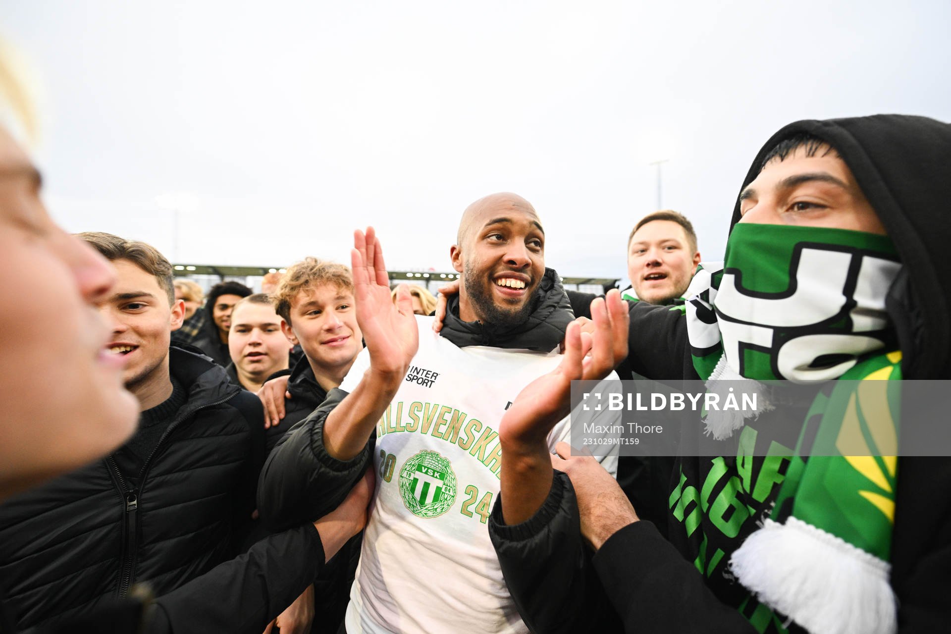 Västerås Jabir Abdihakim Ali jublar över avancemanget till Allsvenskan efter fotbollsmatchen i Superettan mellan Västerås SK och GAIS den 29 oktober 2023 i Västerås. 