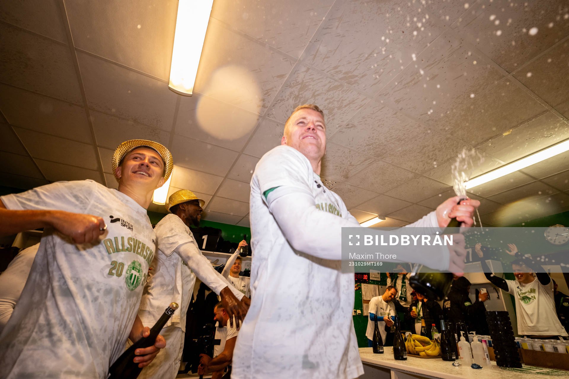 Västerås Simon Johansson jublar i omklädningsrummet