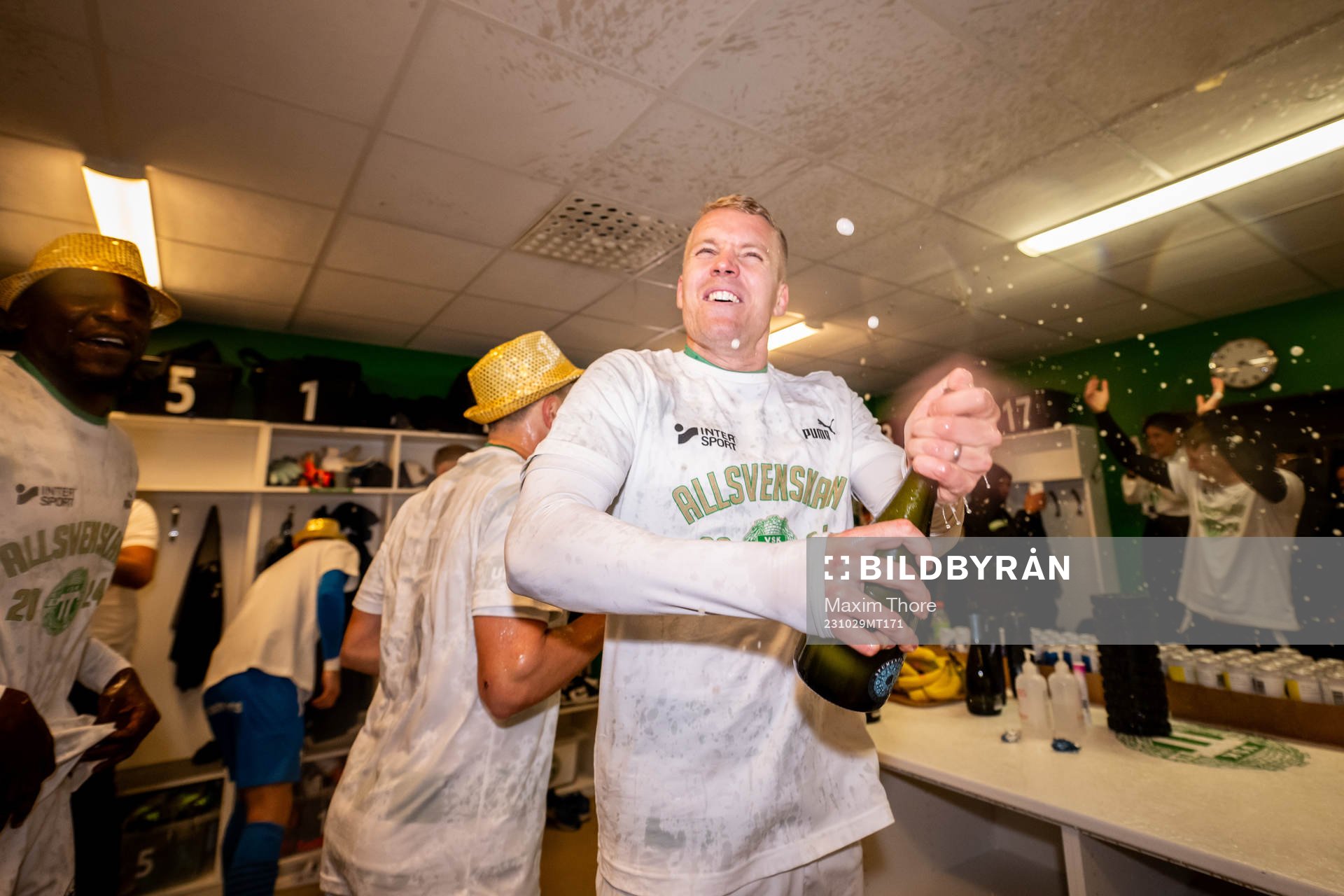 Västerås Simon Johansson jublar i omklädningsrummet