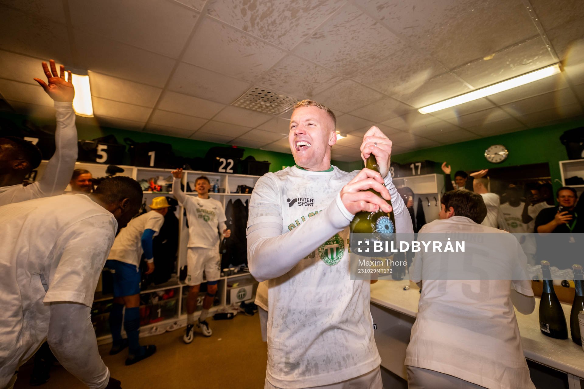 Västerås Simon Johansson jublar i omklädningsrummet