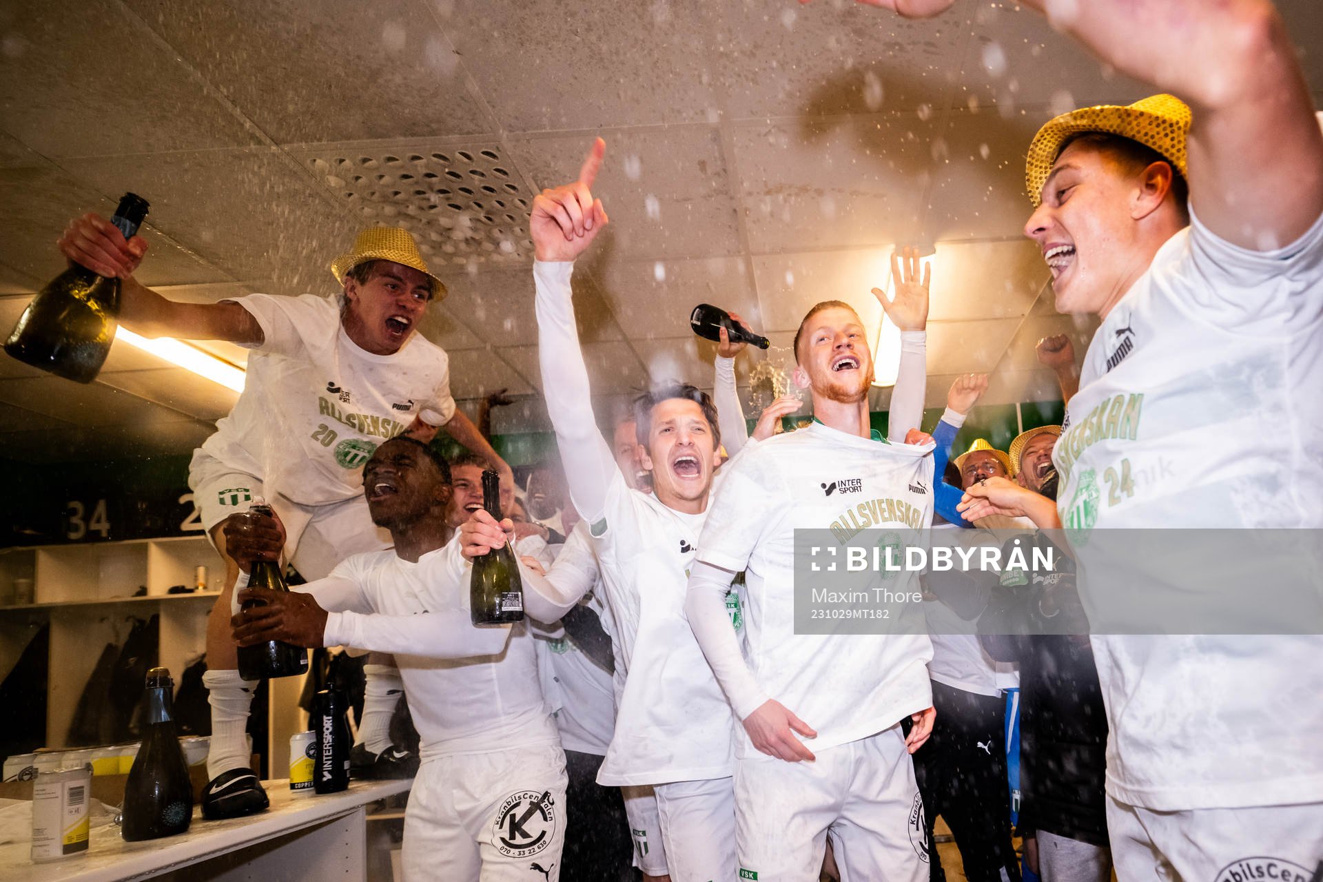 Västerås Daniel Ask  jublar i omklädningsrummet över