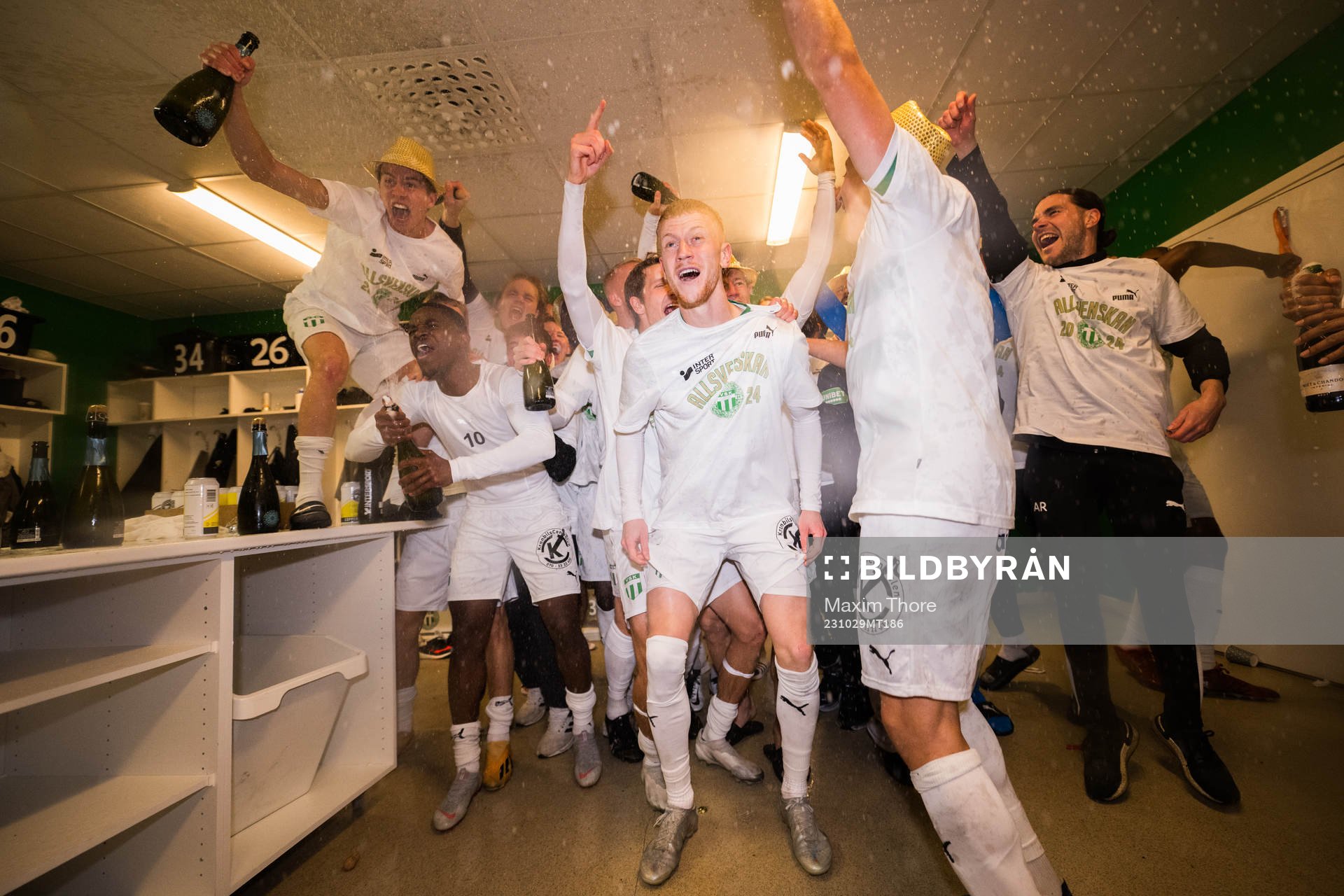 Västerås Daniel Ask jublar i omklädningsrummet över avancemanget till Allsvenskan efter fotbollsmatchen i Superettan mellan Västerås SK och GAIS den 29 oktober 2023 i Västerås.
