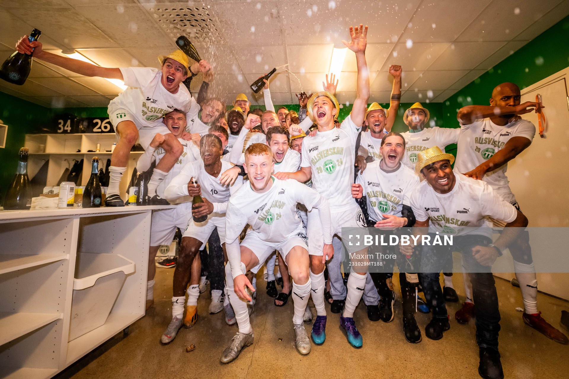 Västerås spelare jublar i omklädningsrummet över avancemanget till Allsvenskan efter fotbollsmatchen i Superettan mellan Västerås SK och GAIS den 29 oktober 2023 i Västerås.