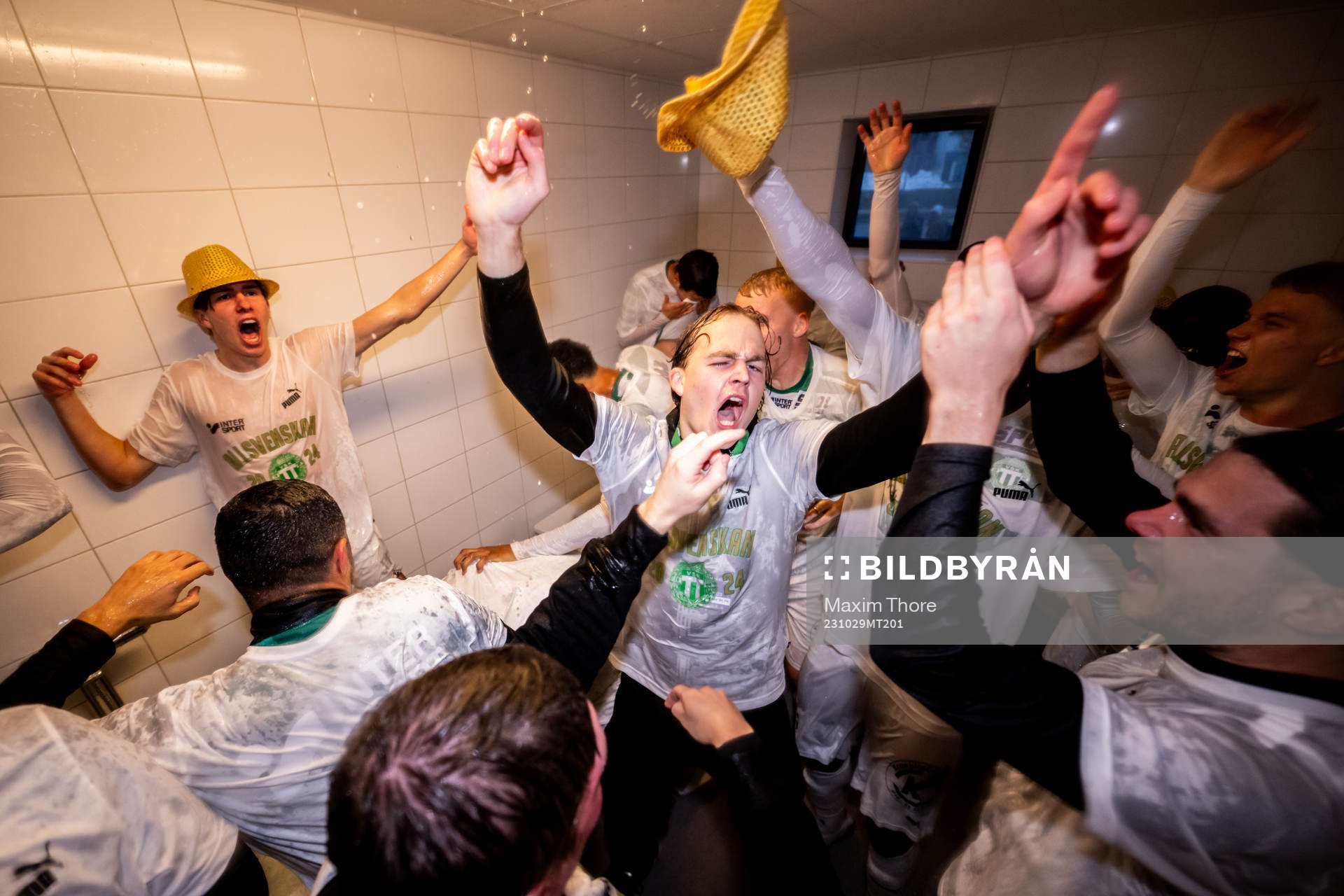 Västerås spelare jublar i omklädningsrummet över avancemanget till Allsvenskan efter fotbollsmatchen i Superettan mellan Västerås SK och GAIS den 29 oktober 2023 i Västerås.