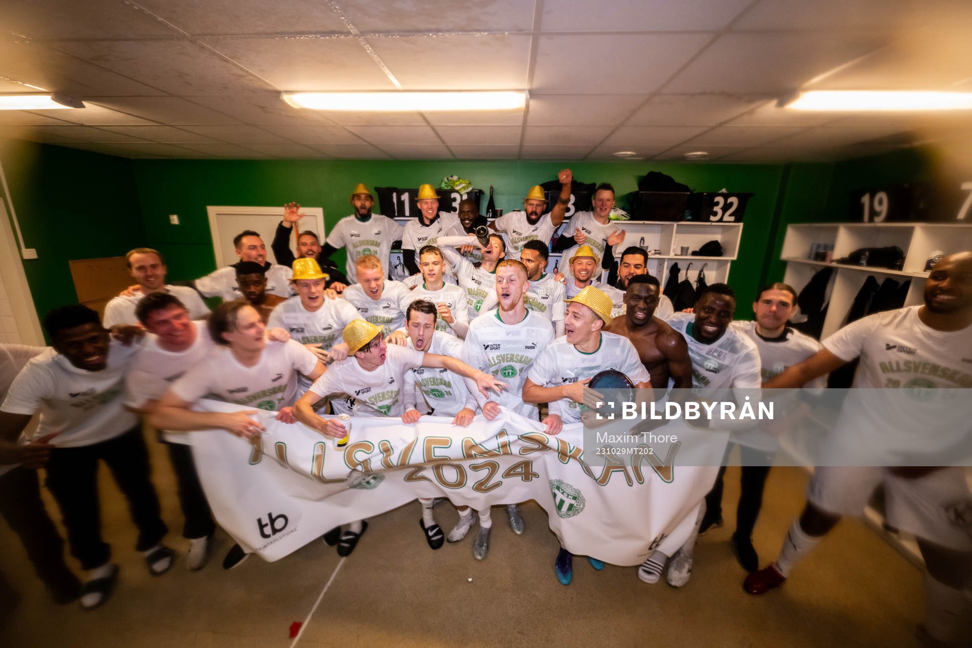 Västerås spelare jublar i omklädningsrummet över