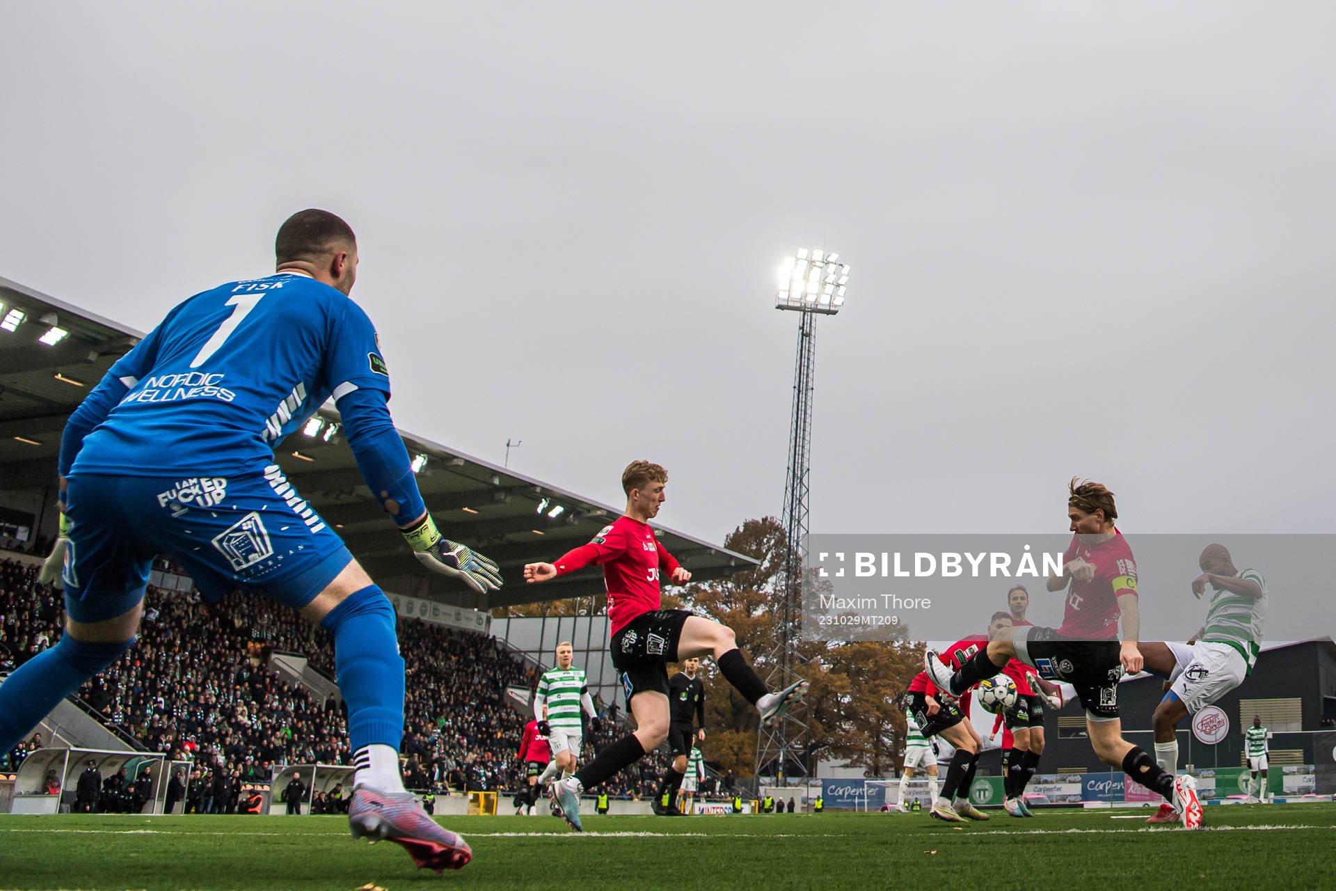 Västerås SKs Jabir Abdihakim Ali gör 2-1 i kamp med GAISs målvakt Mergim Krasniqi och Filip Beckman under fotbollsmatchen i Superettan mellan Västerås SK och GAIS den 29 oktober 2023 i Västerås.