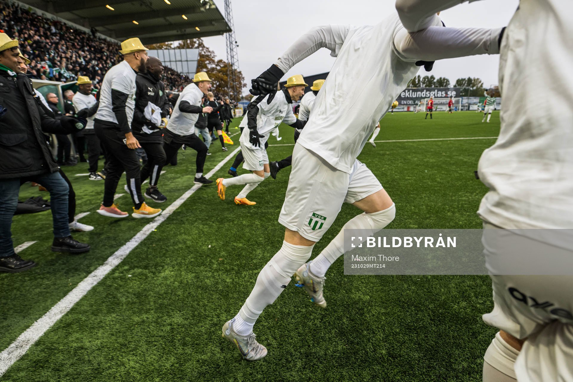Västerås SKs spelare springer in på plan och jublar